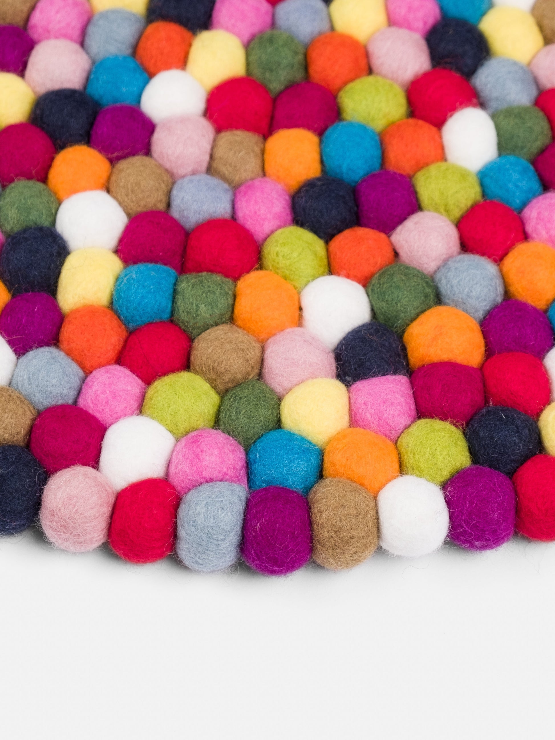 myfelt Lotte Filzkugelteppich Blau, Orange aus Schurwolle – Bild 8