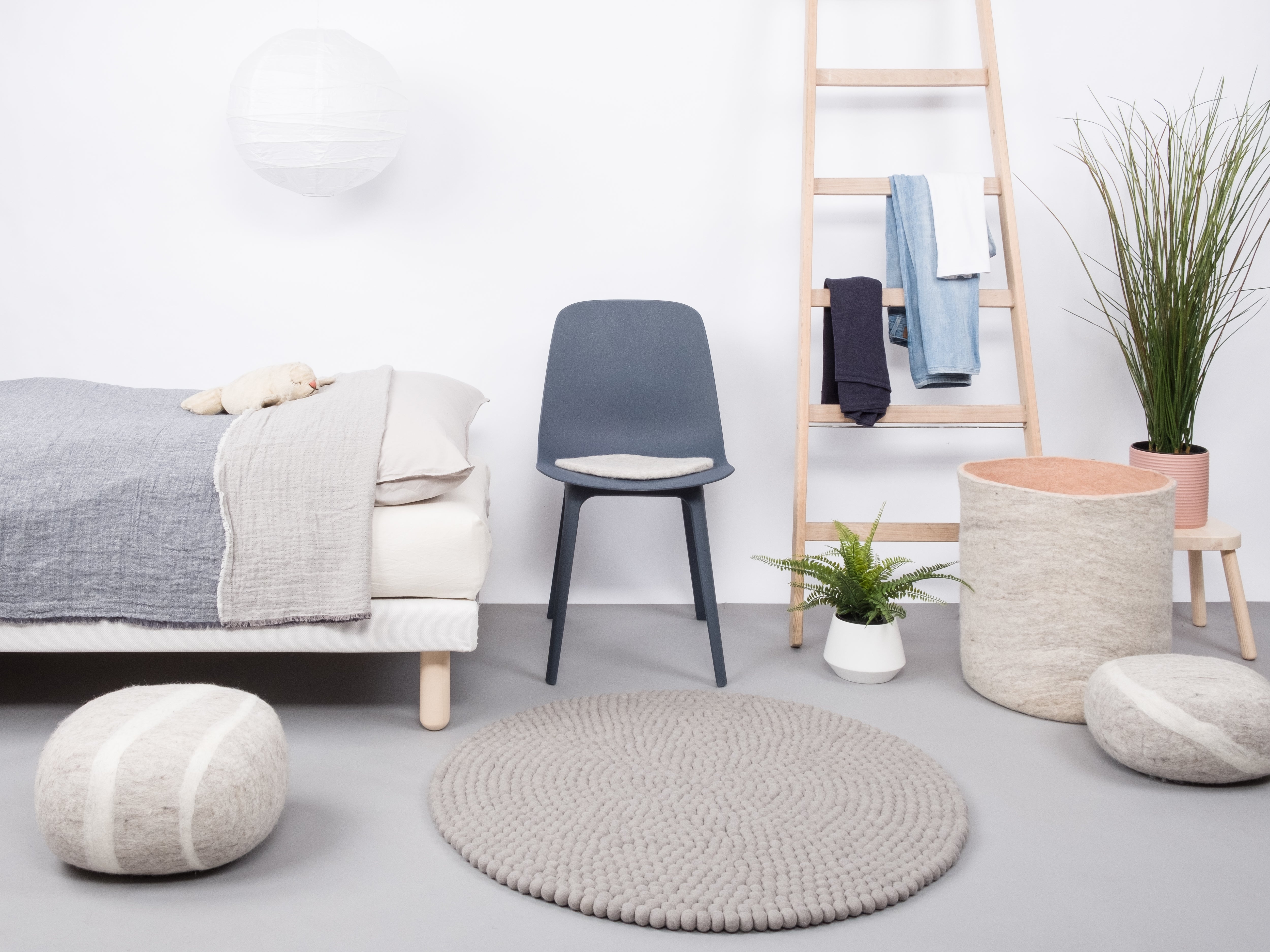 myfelt Luis Filzkugelteppich Grau aus Schurwolle – Bild 4