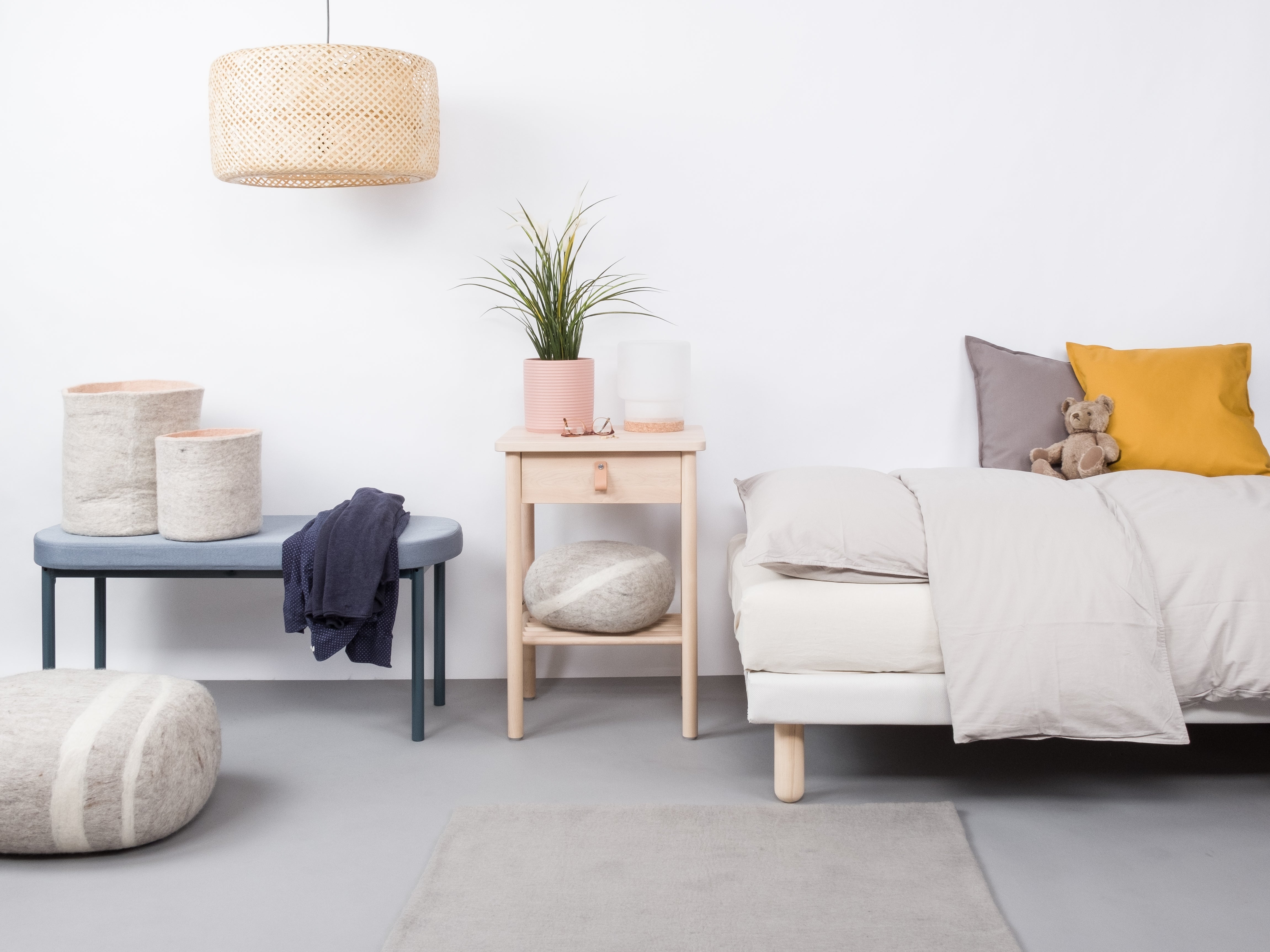 myfelt Luis Filzkugelteppich Grau aus Schurwolle – Bild 4