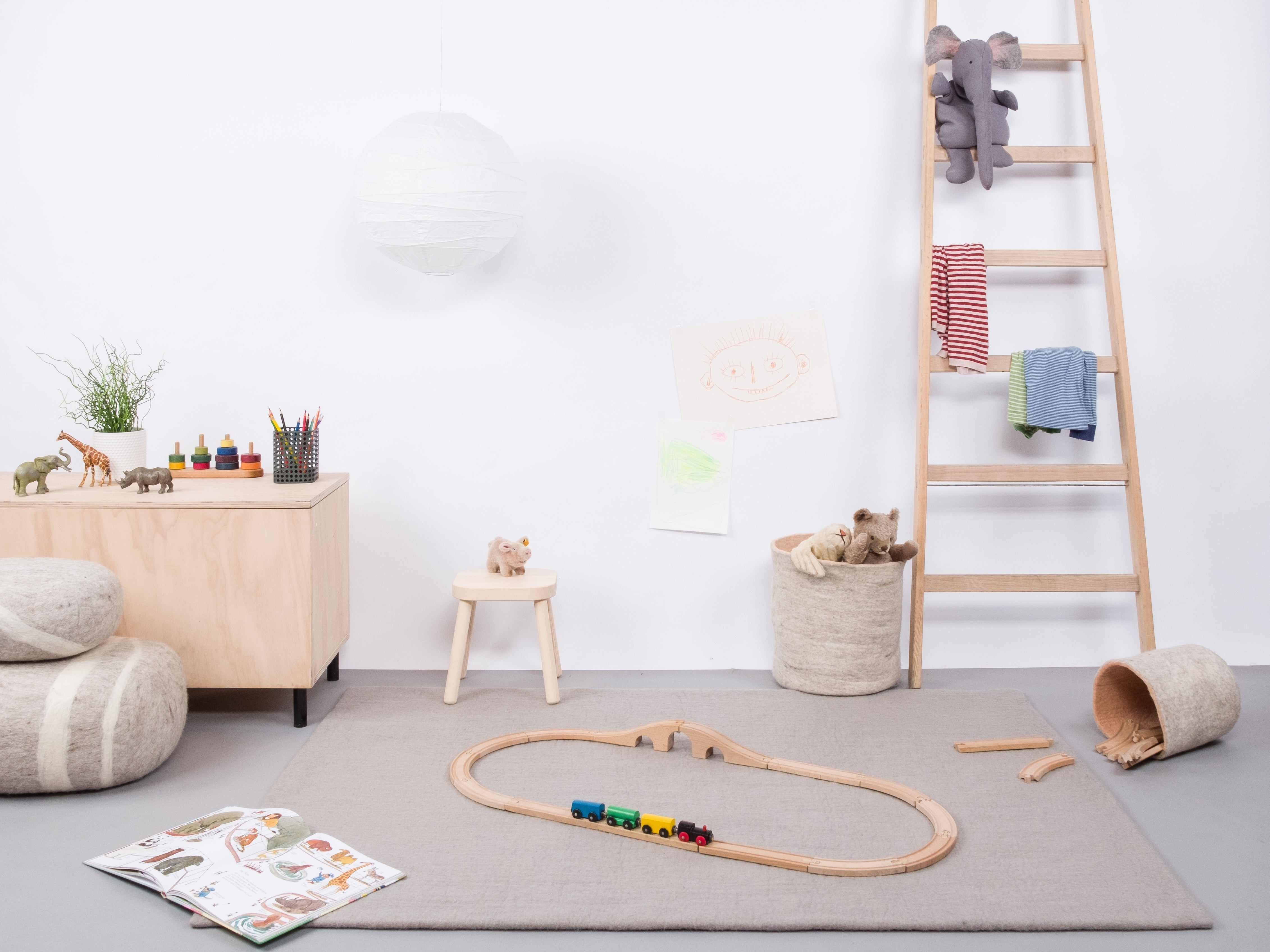 myfelt Luis Filzkugelteppich Grau aus Schurwolle – Bild 5