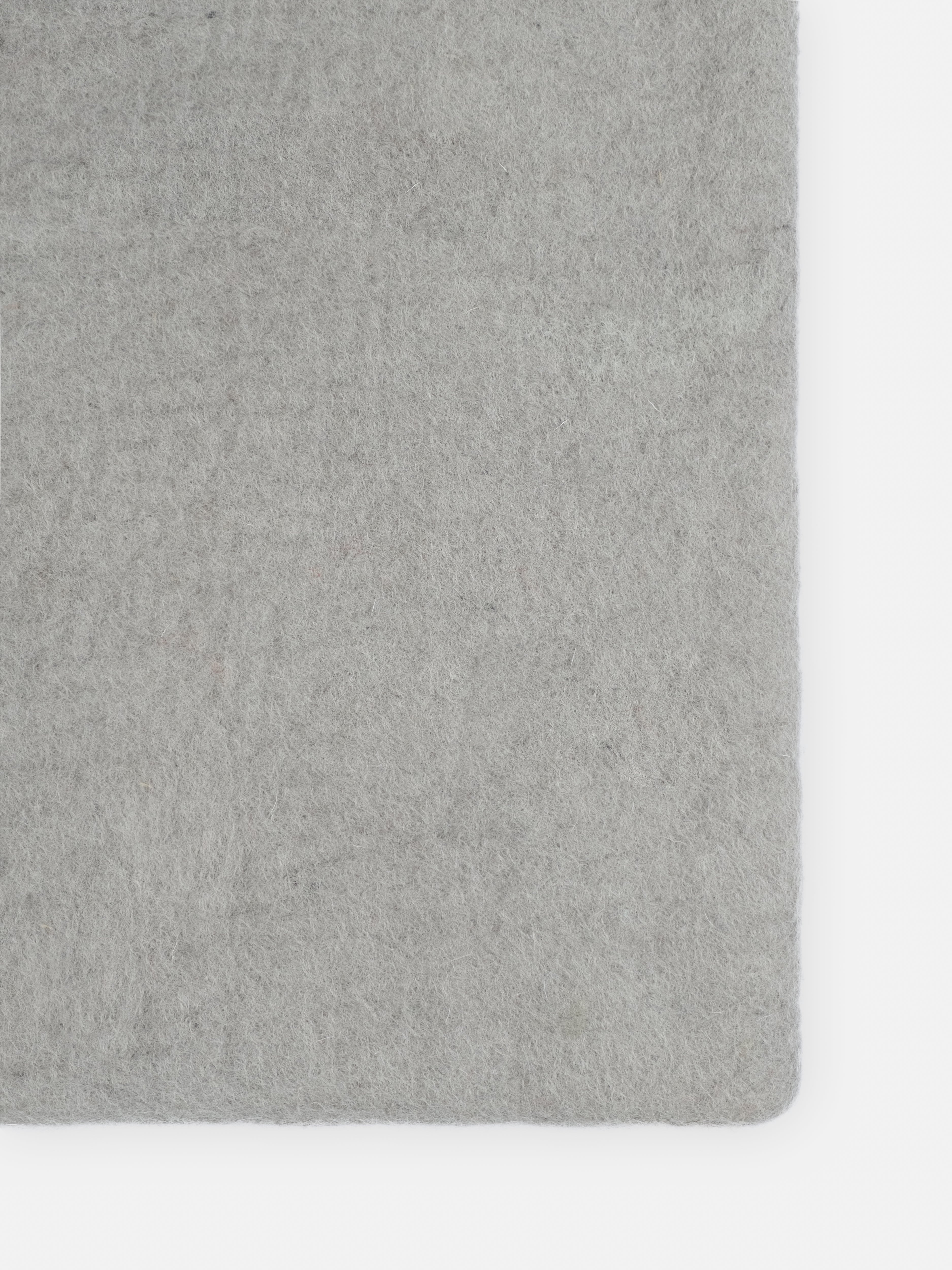 myfelt Luis Filzkugelteppich Grau aus Schurwolle – Bild 7