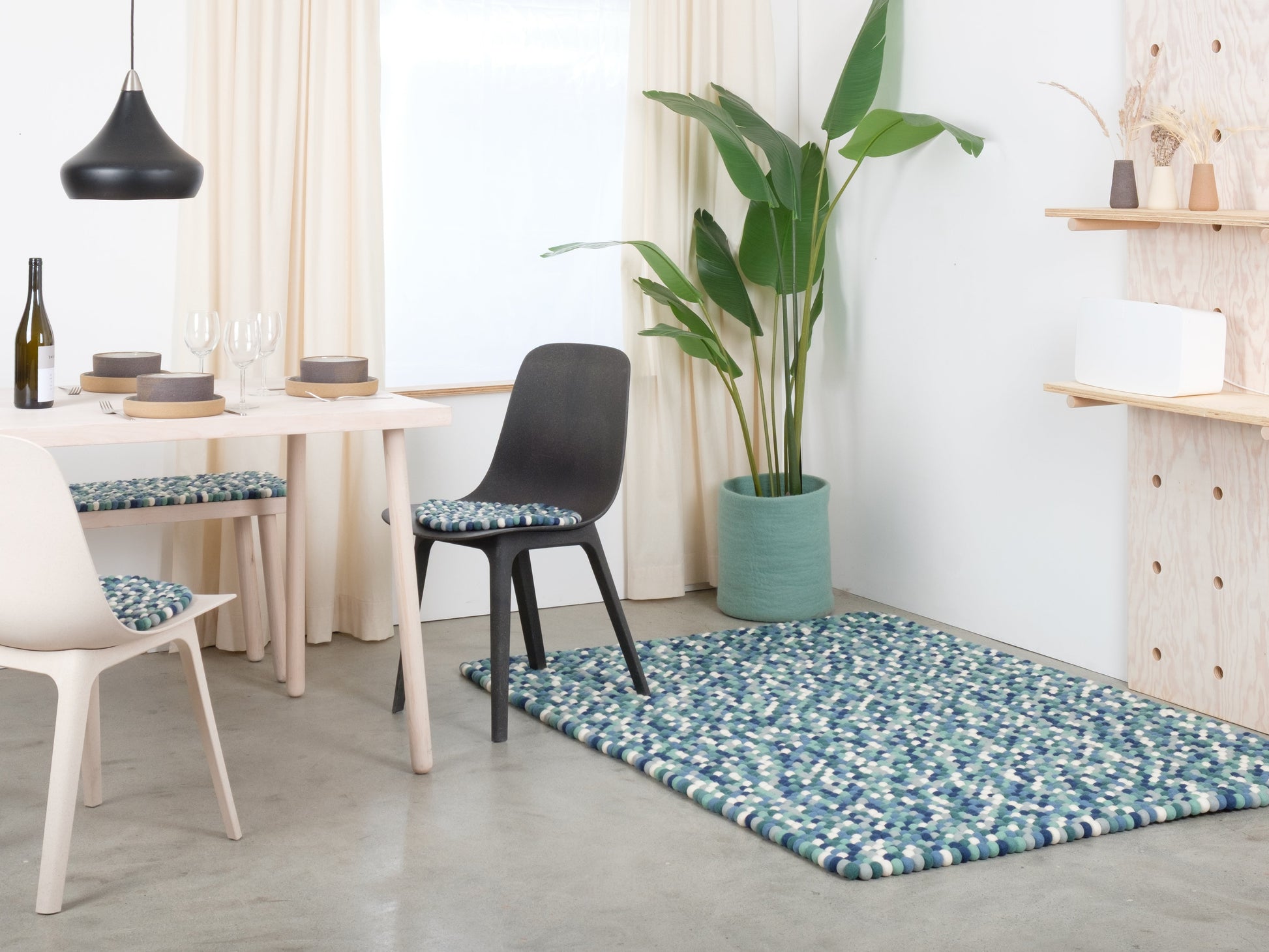 myfelt Mare Filzkugelteppich Blau, Grün aus Schurwolle – Bild 4