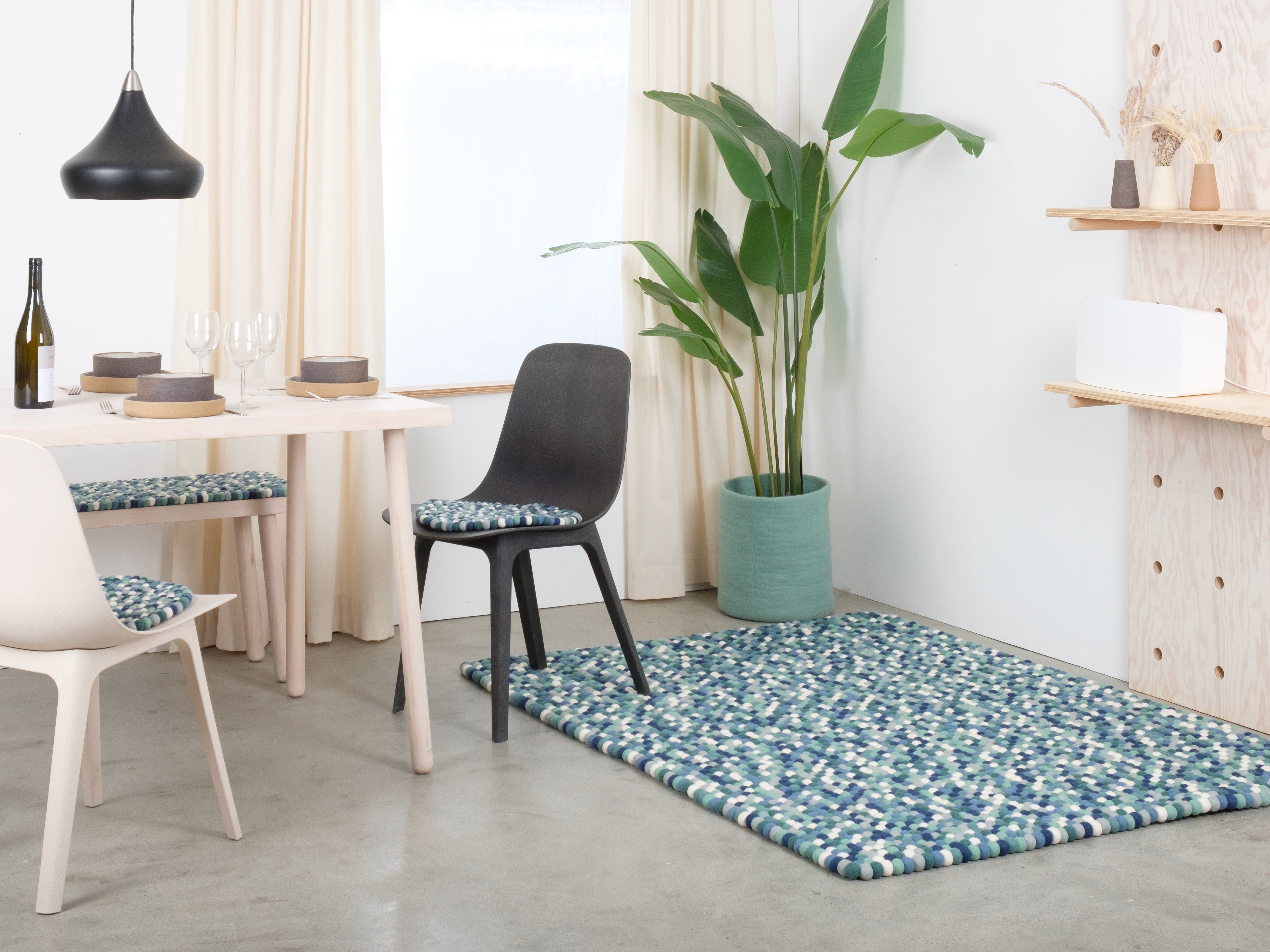 myfelt Mare Filzkugelteppich Blau, Grün aus Schurwolle – Bild 4