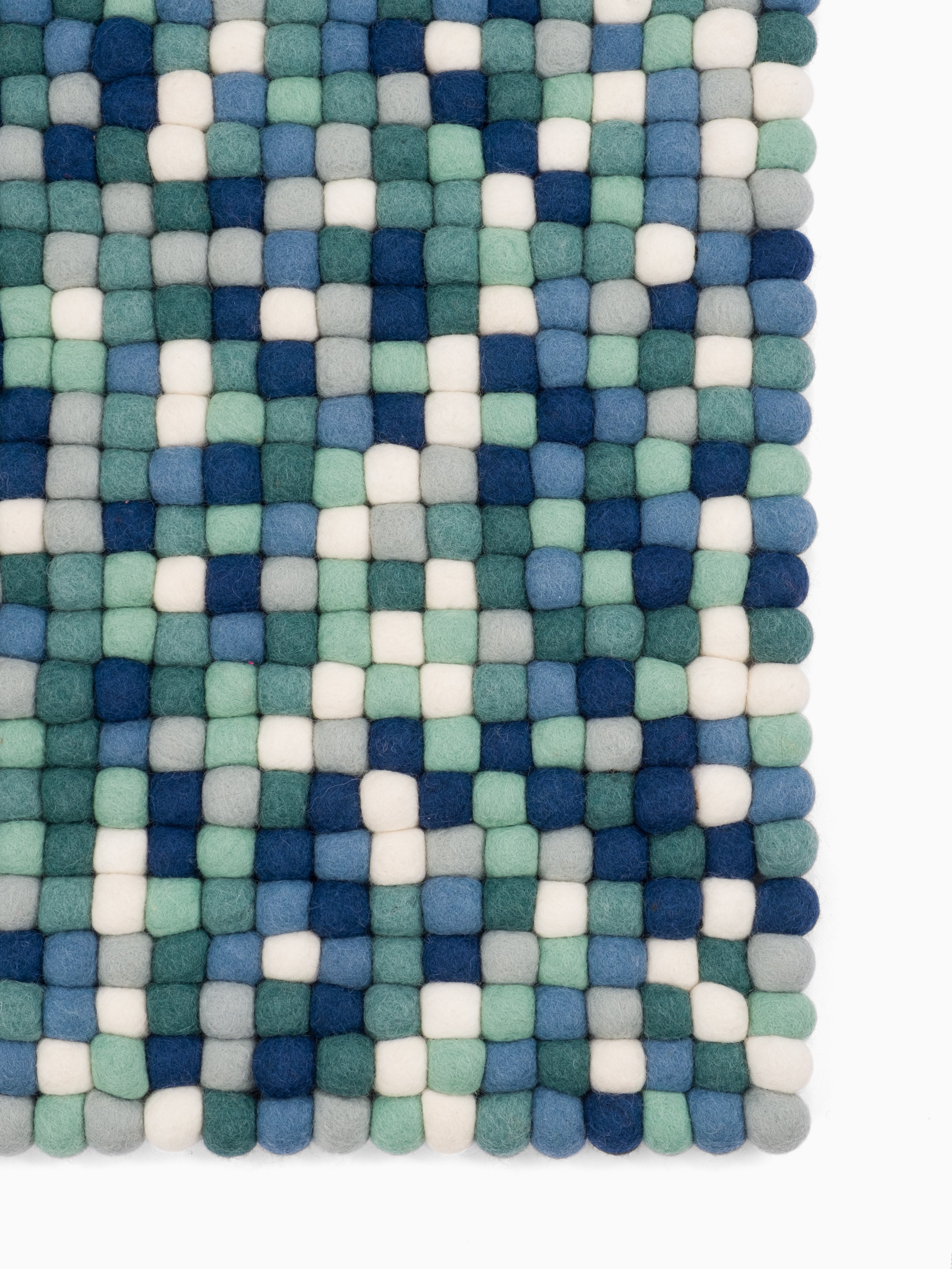 myfelt Mare Filzkugelteppich Blau, Grün aus Schurwolle – Bild 7