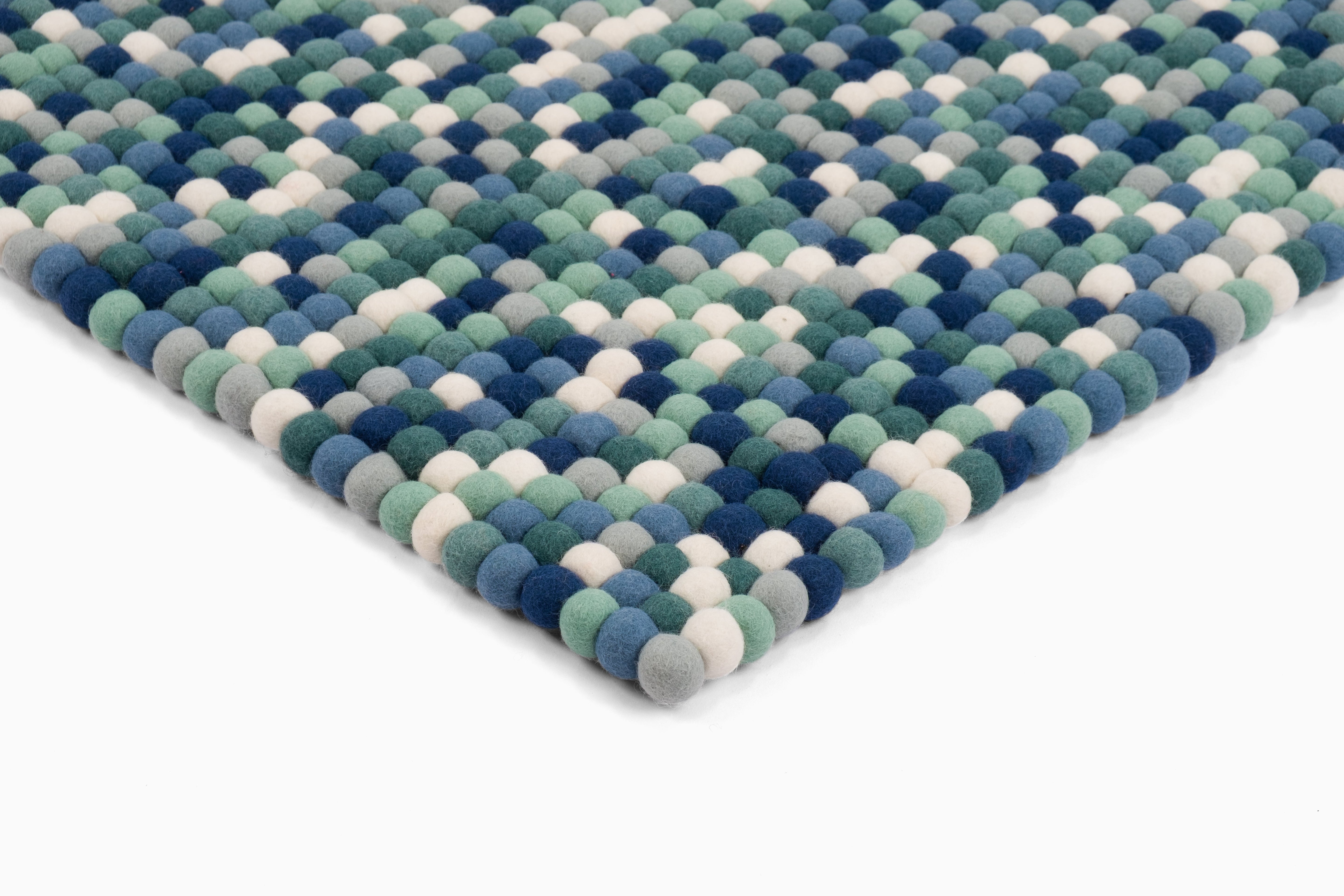 myfelt Mare Filzkugelteppich Blau, Grün aus Schurwolle – Bild 8