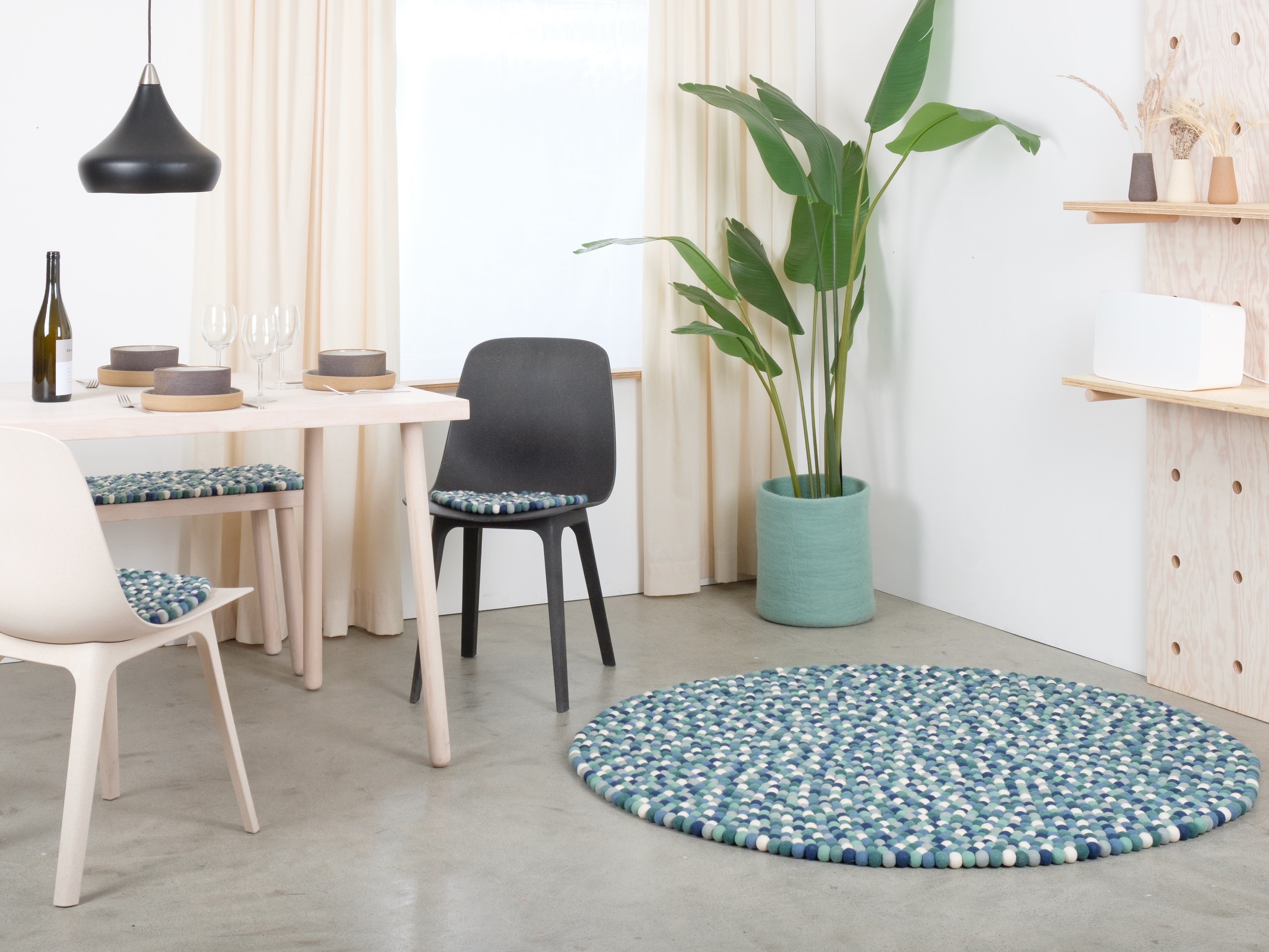myfelt Mare Filzkugelteppich Blau, Grün aus Schurwolle – Bild 5