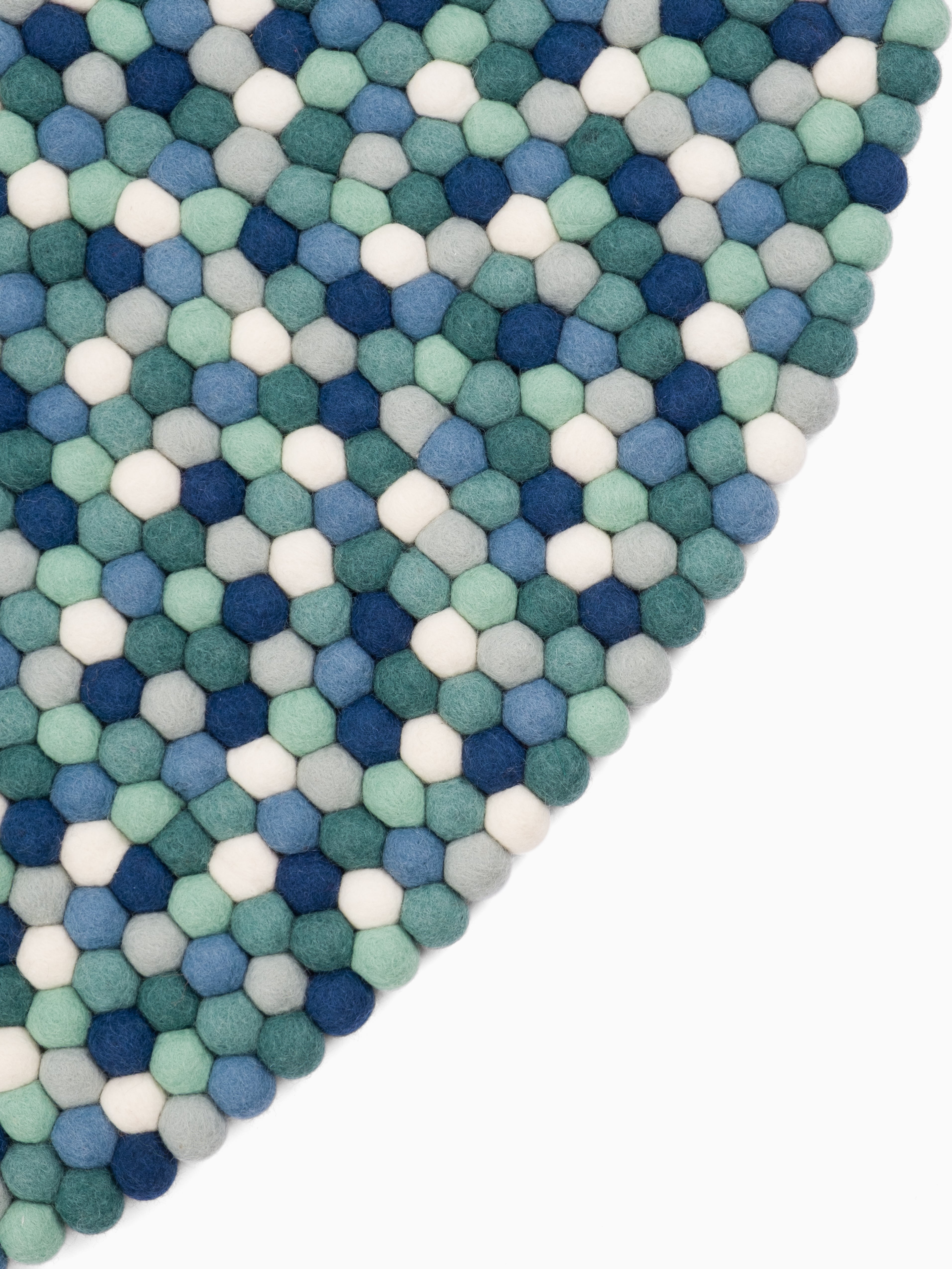 myfelt Mare Filzkugelteppich Blau, Grün aus Schurwolle – Bild 6