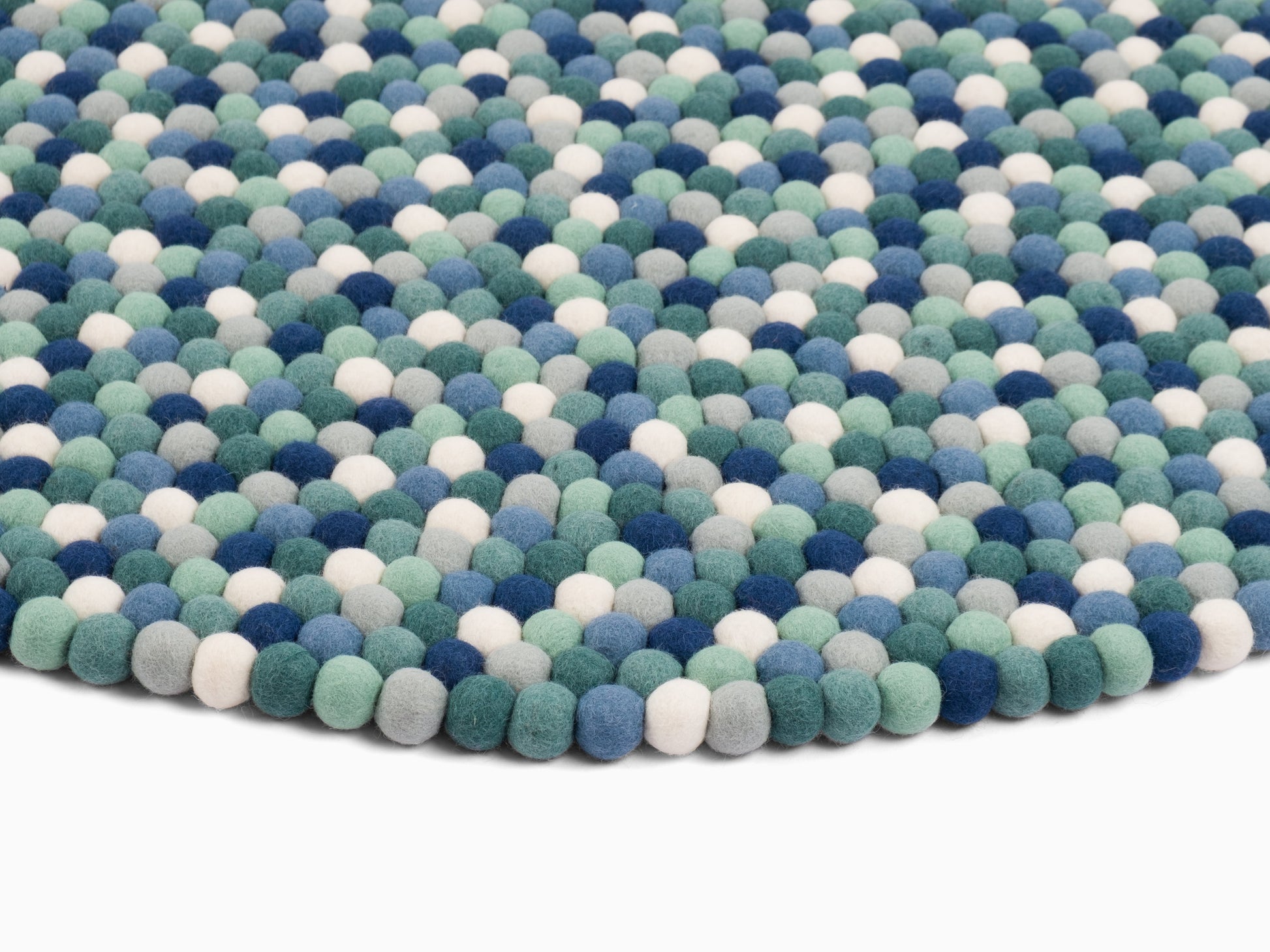 myfelt Mare Filzkugelteppich Blau, Grün aus Schurwolle – Bild 7