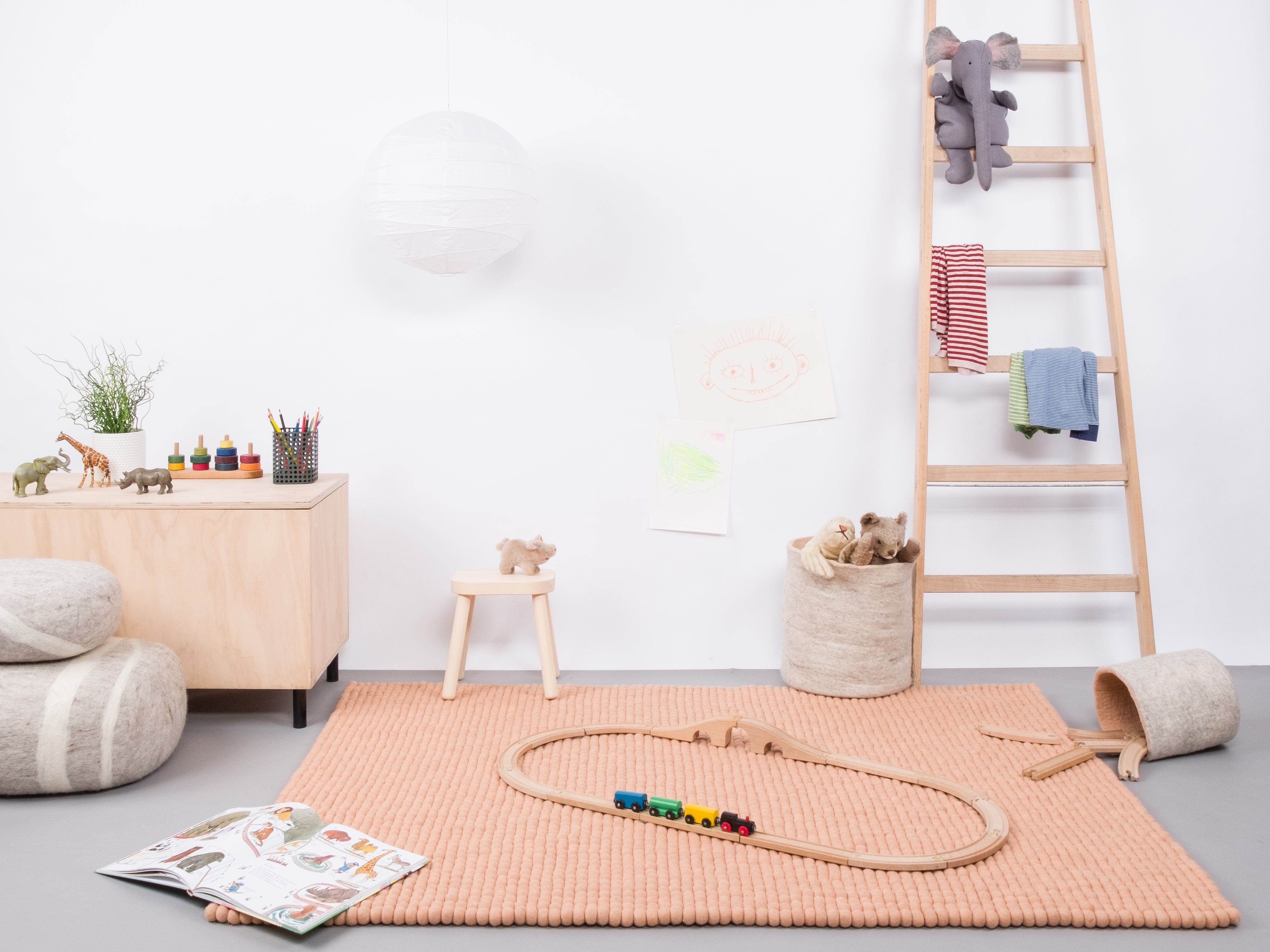 myfelt Merle Filzkugelteppich Rosa aus Schurwolle – Bild 3