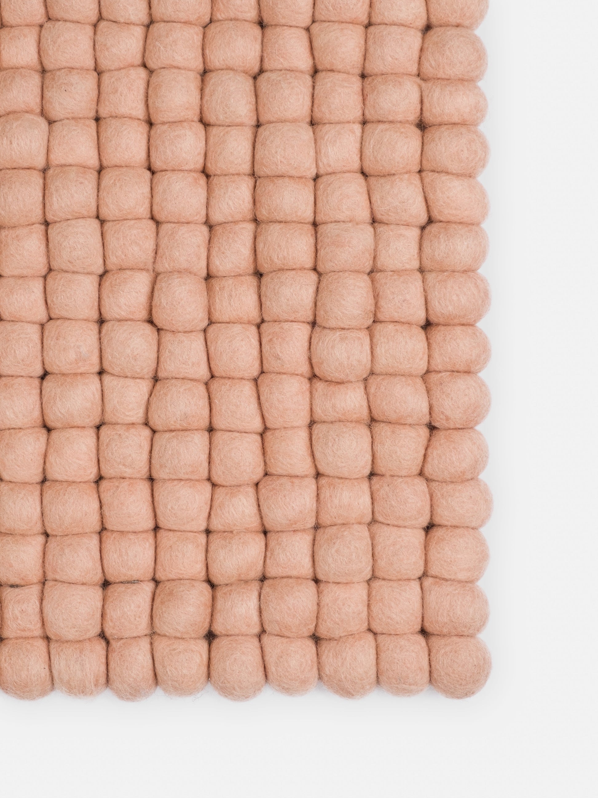 myfelt Merle Filzkugelteppich Rosa aus Schurwolle – Bild 7