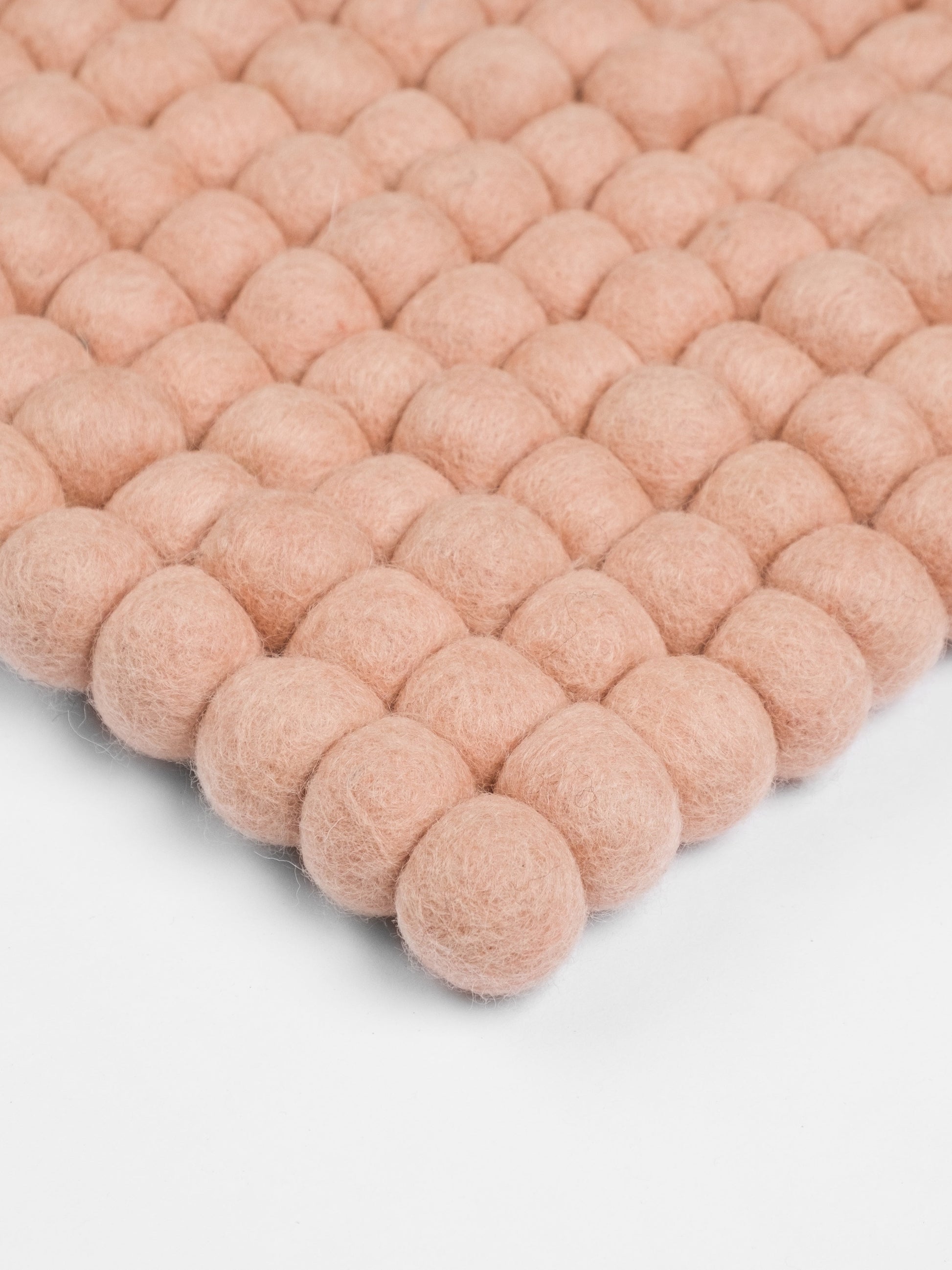 myfelt Merle Filzkugelteppich Rosa aus Schurwolle – Bild 8