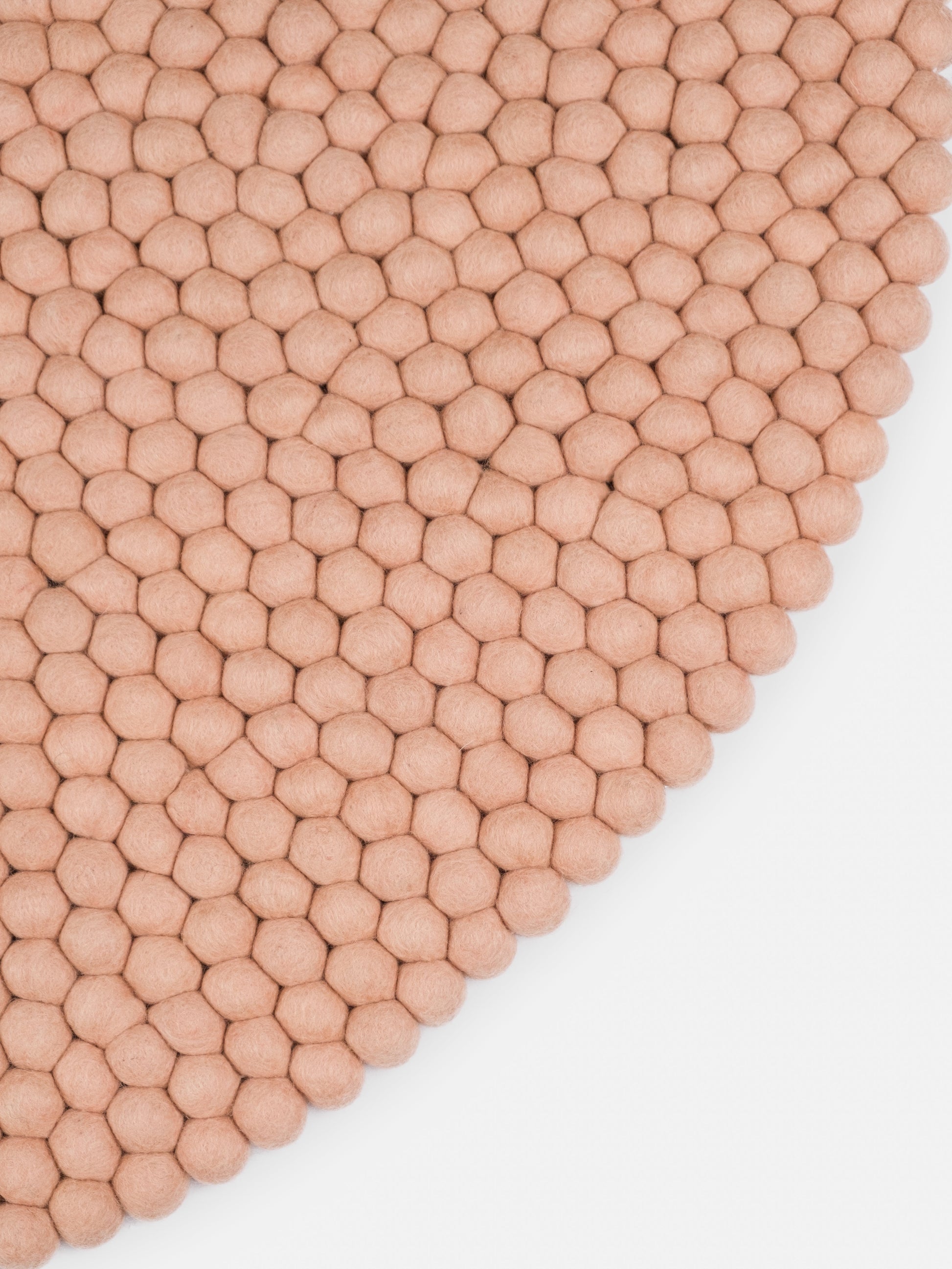 myfelt Merle Filzkugelteppich Rosa aus Schurwolle – Bild 8