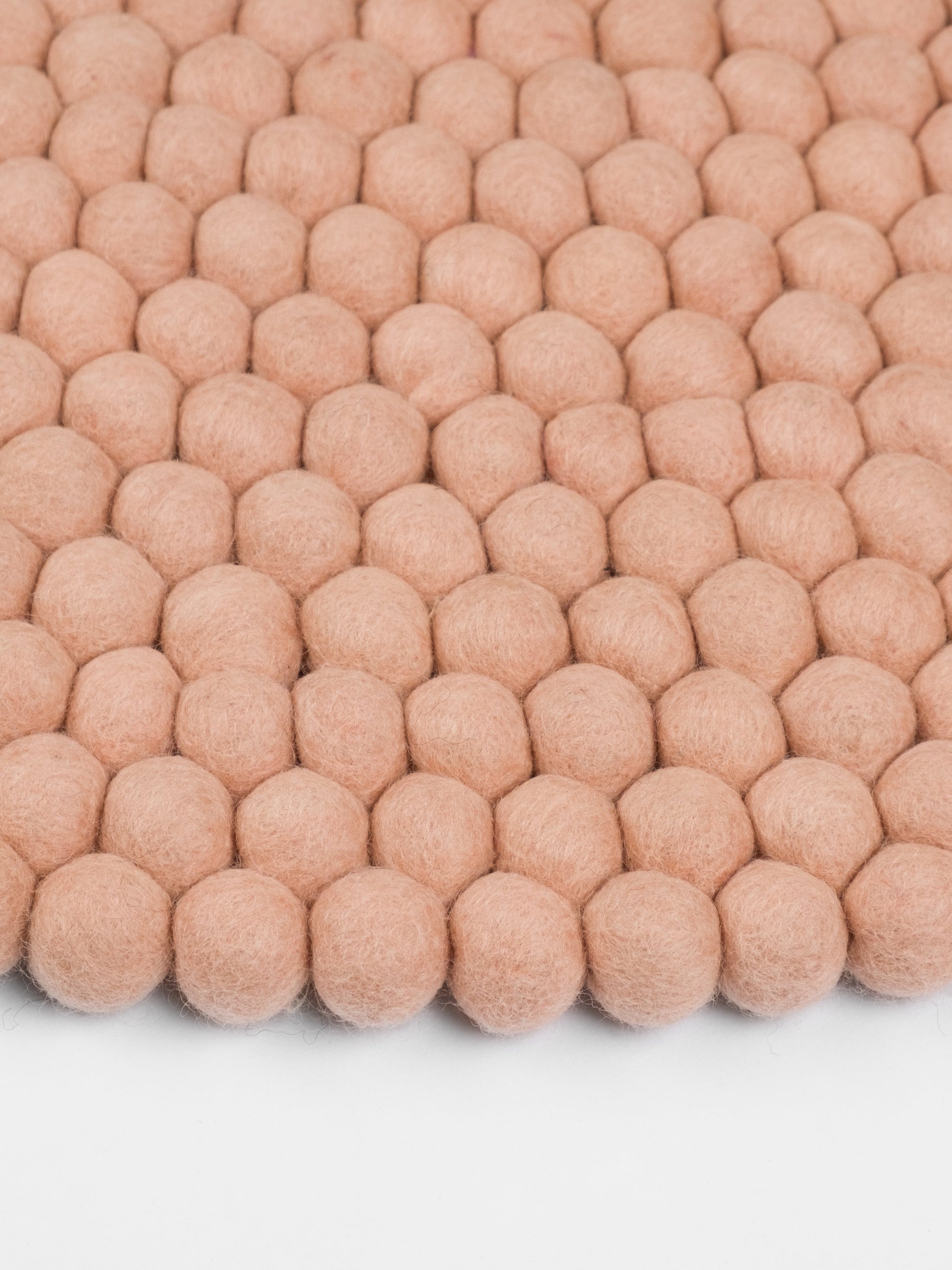 myfelt Merle Filzkugelteppich Rosa aus Schurwolle – Bild 7