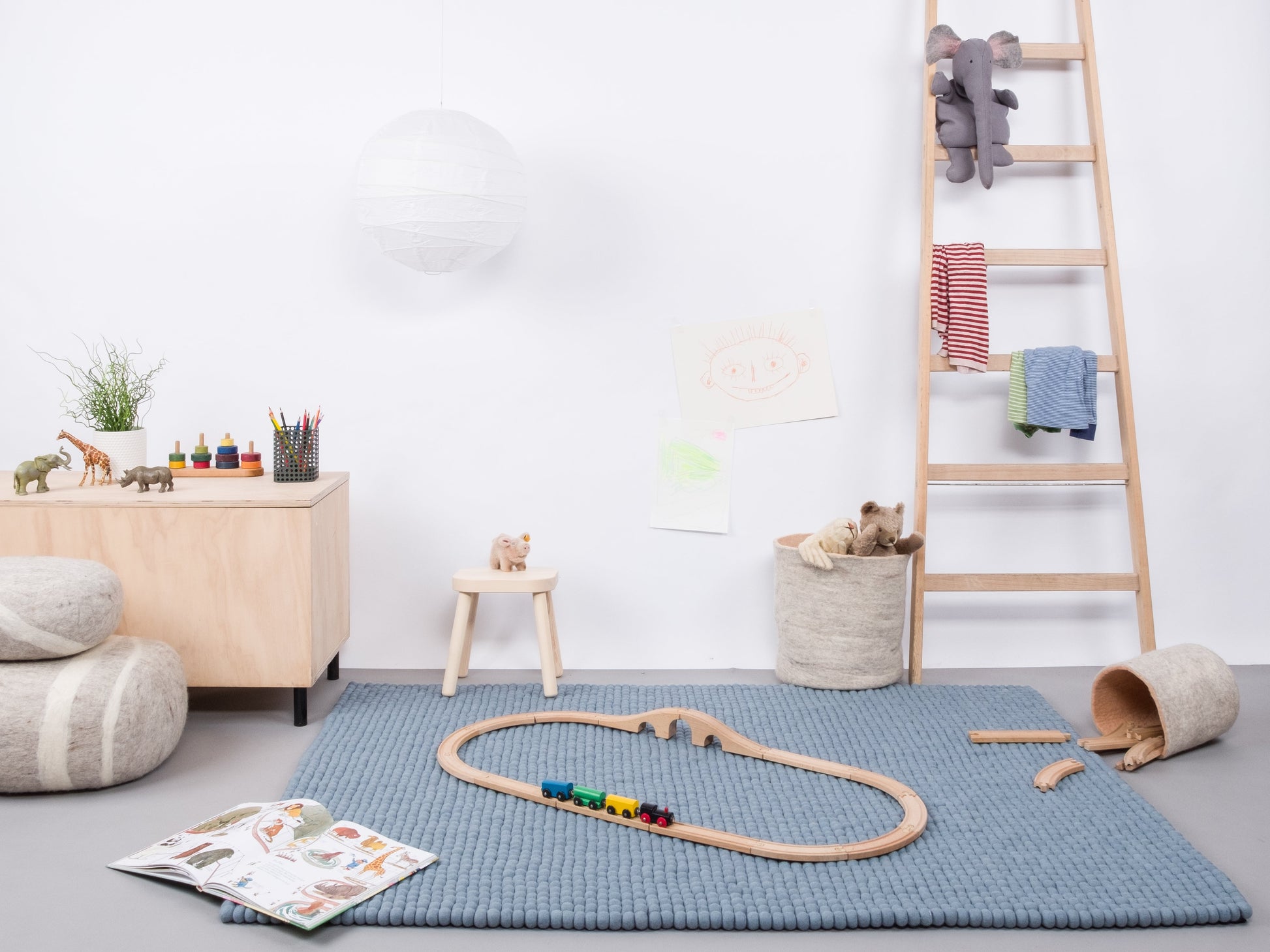 myfelt Mia Filzkugelteppich Blau aus Schurwolle – Bild 3