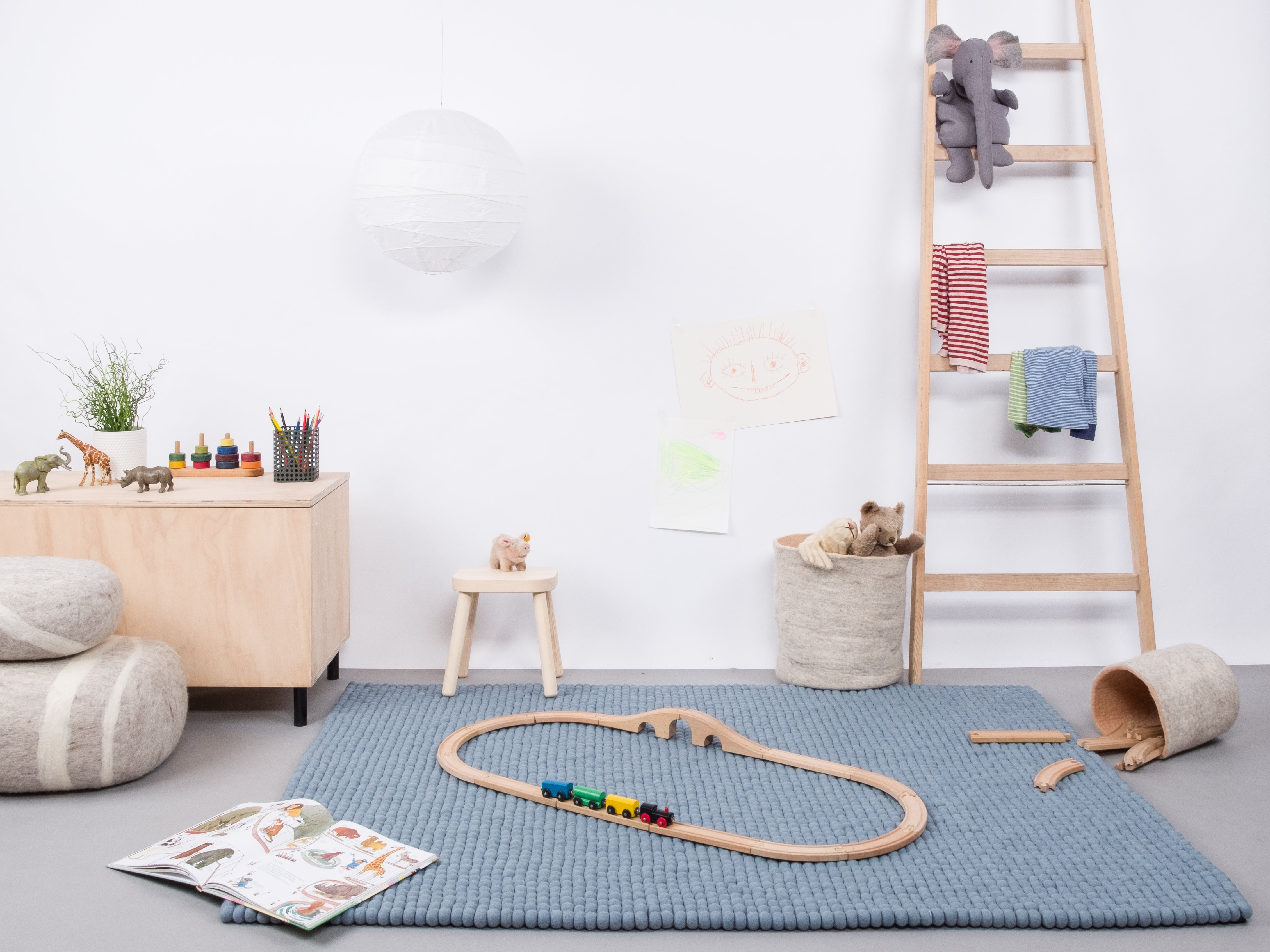 myfelt Mia Filzkugelteppich Blau aus Schurwolle – Bild 3