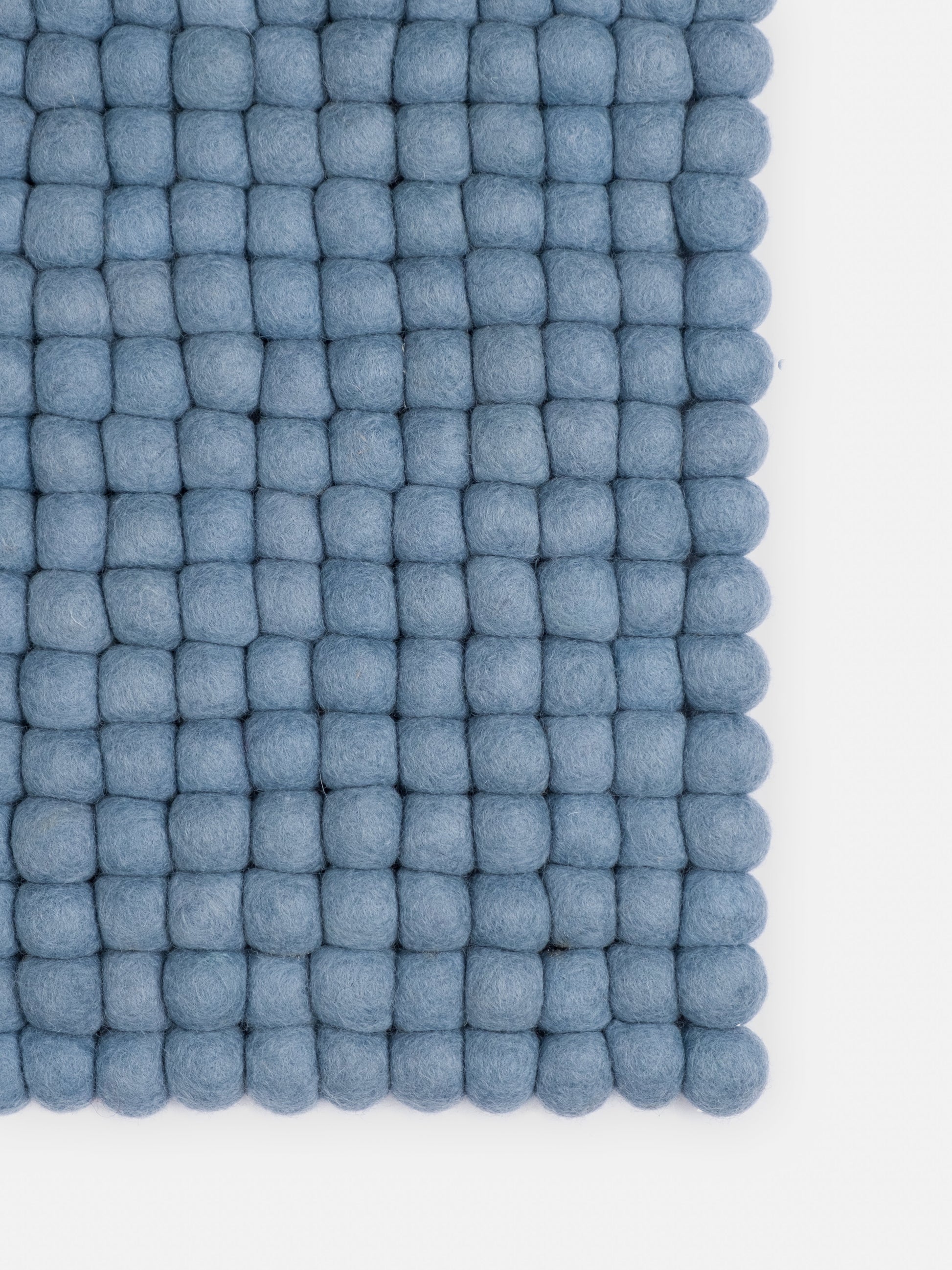 myfelt Mia Filzkugelteppich Blau aus Schurwolle – Bild 8