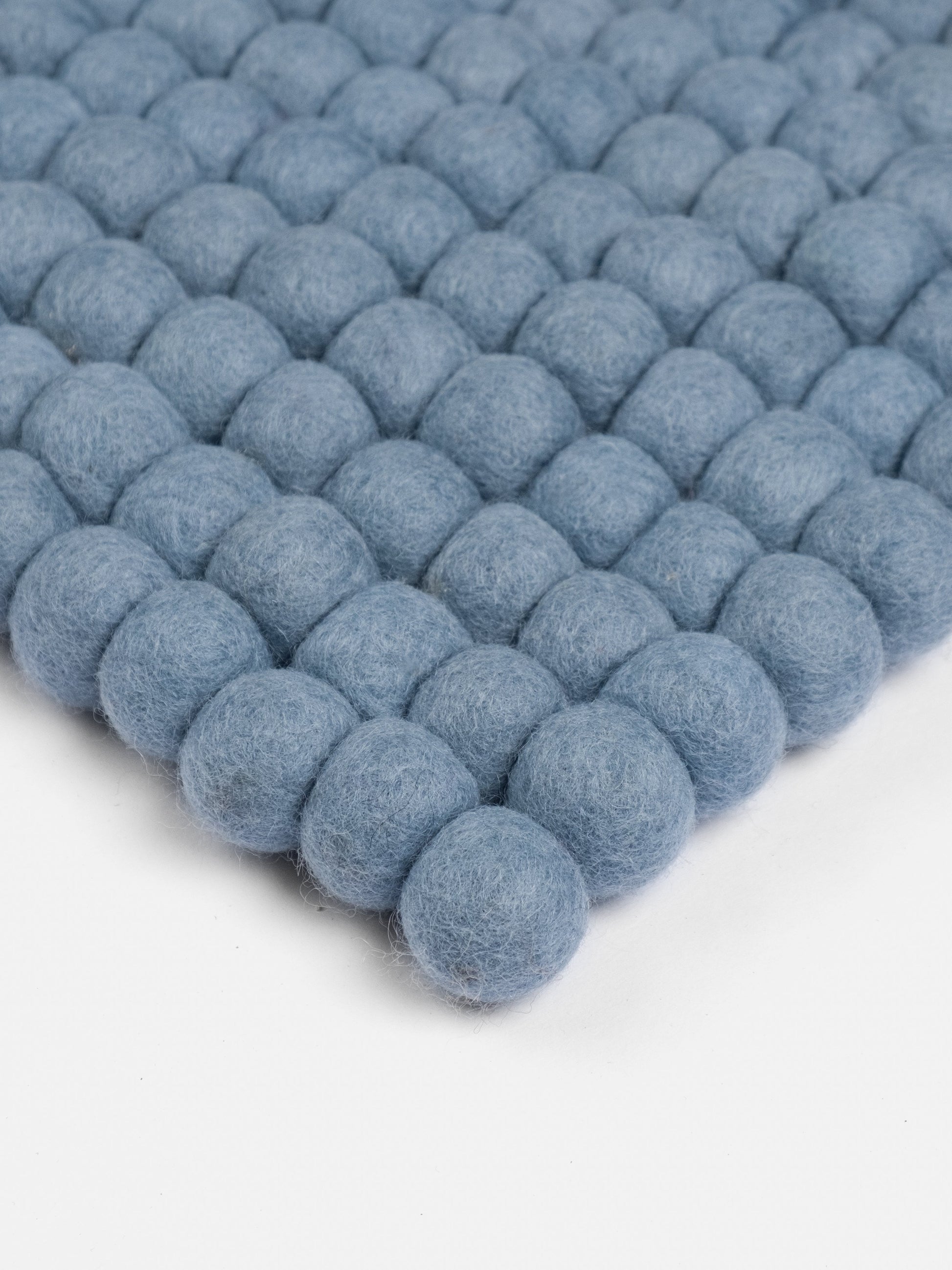 myfelt Mia Filzkugelteppich Blau aus Schurwolle – Bild 9