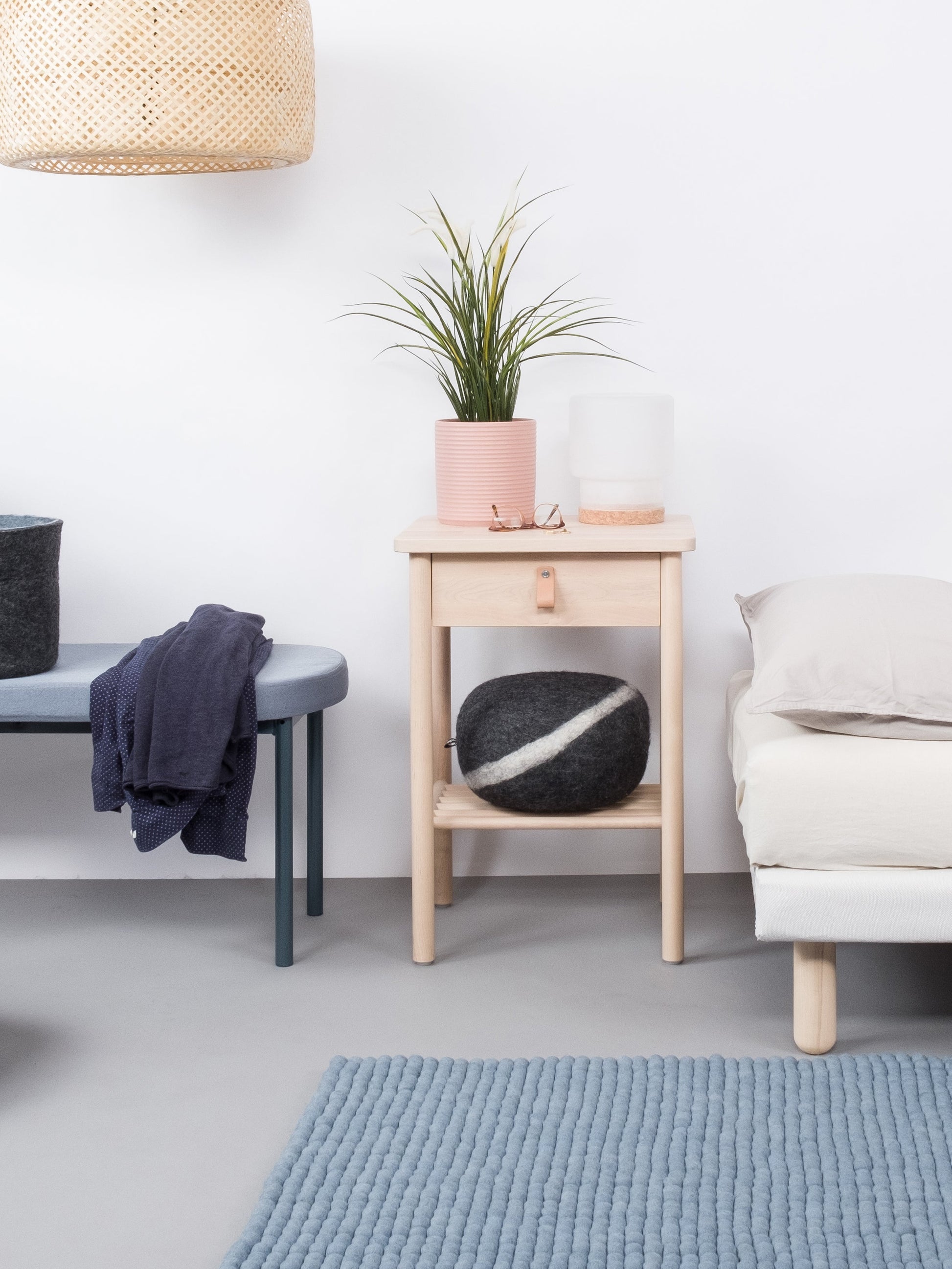 myfelt Mia Filzkugelteppich Blau aus Schurwolle – Bild 2