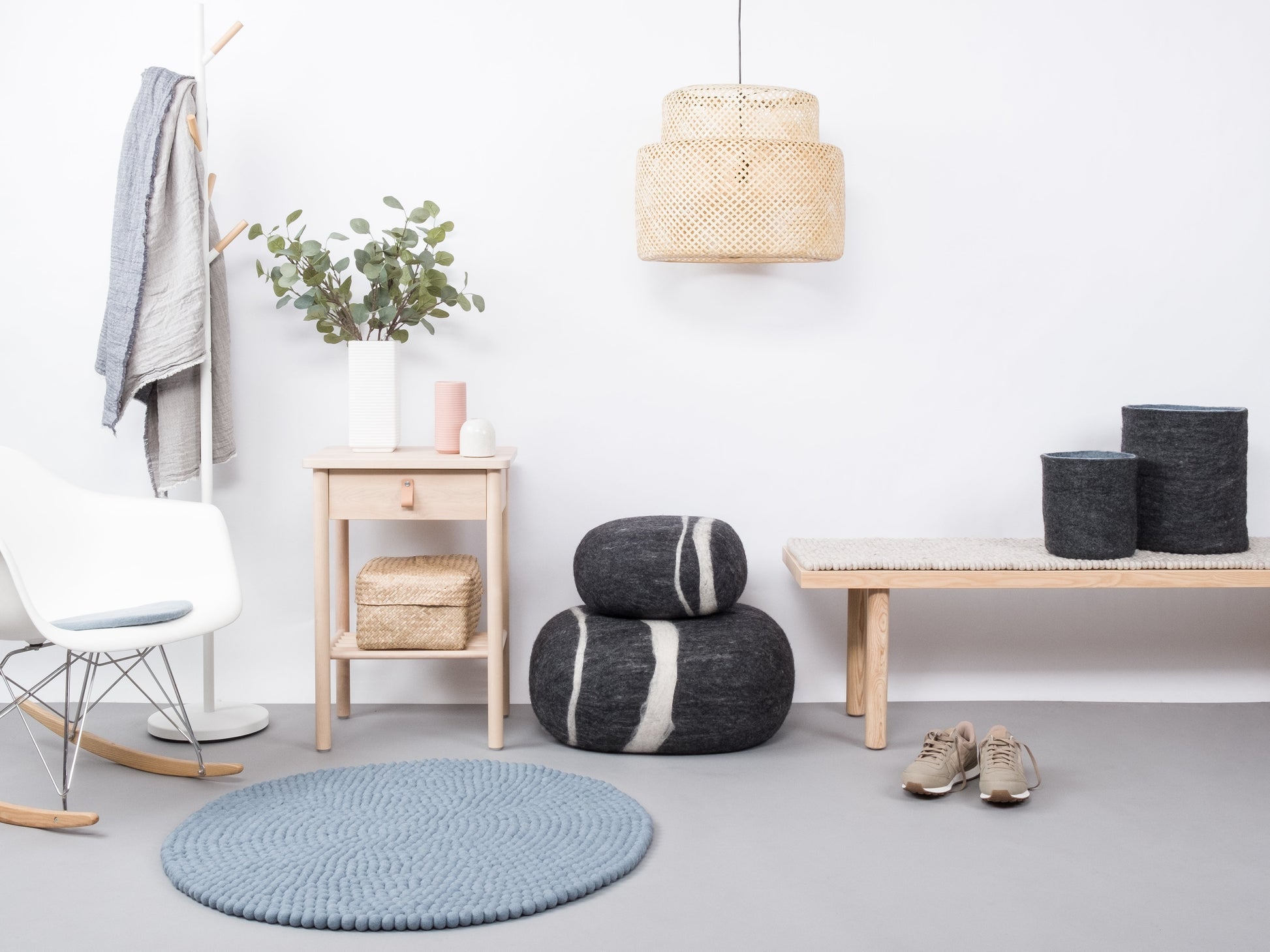 myfelt Mia Filzkugelteppich Blau aus Schurwolle – Bild 6