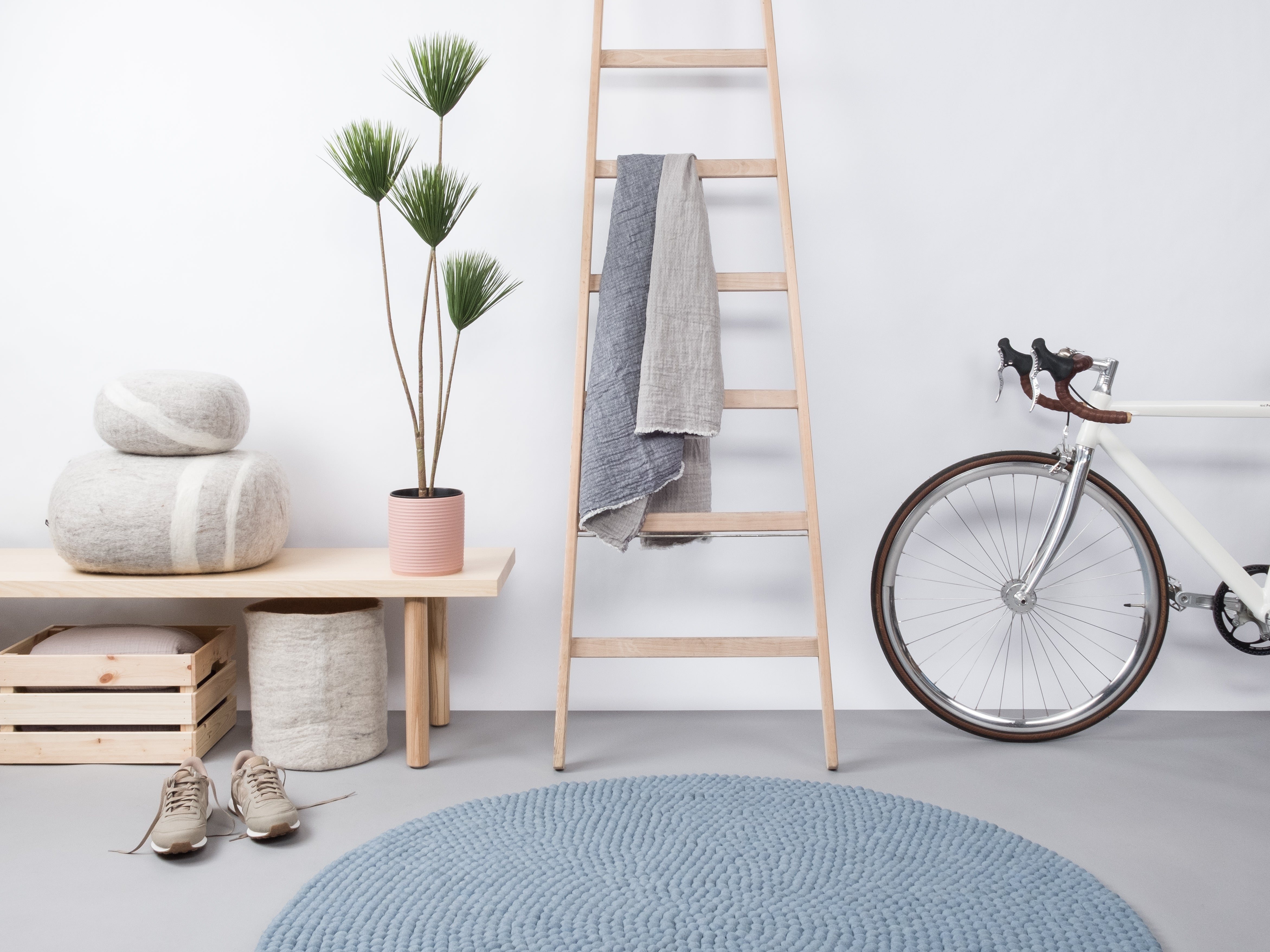 myfelt Mia Filzkugelteppich Blau aus Schurwolle – Bild 5