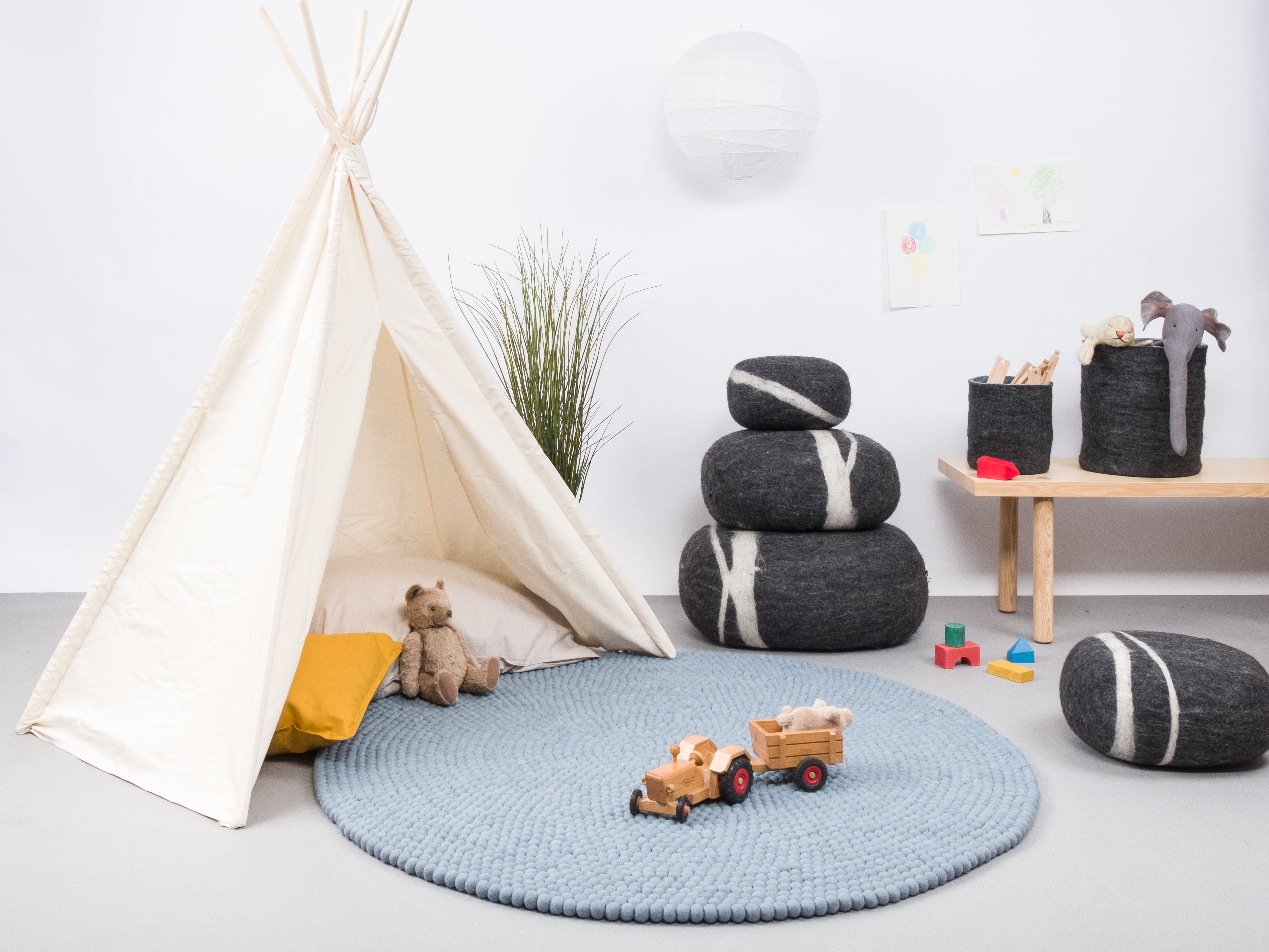 myfelt Mia Filzkugelteppich Blau aus Schurwolle – Bild 4