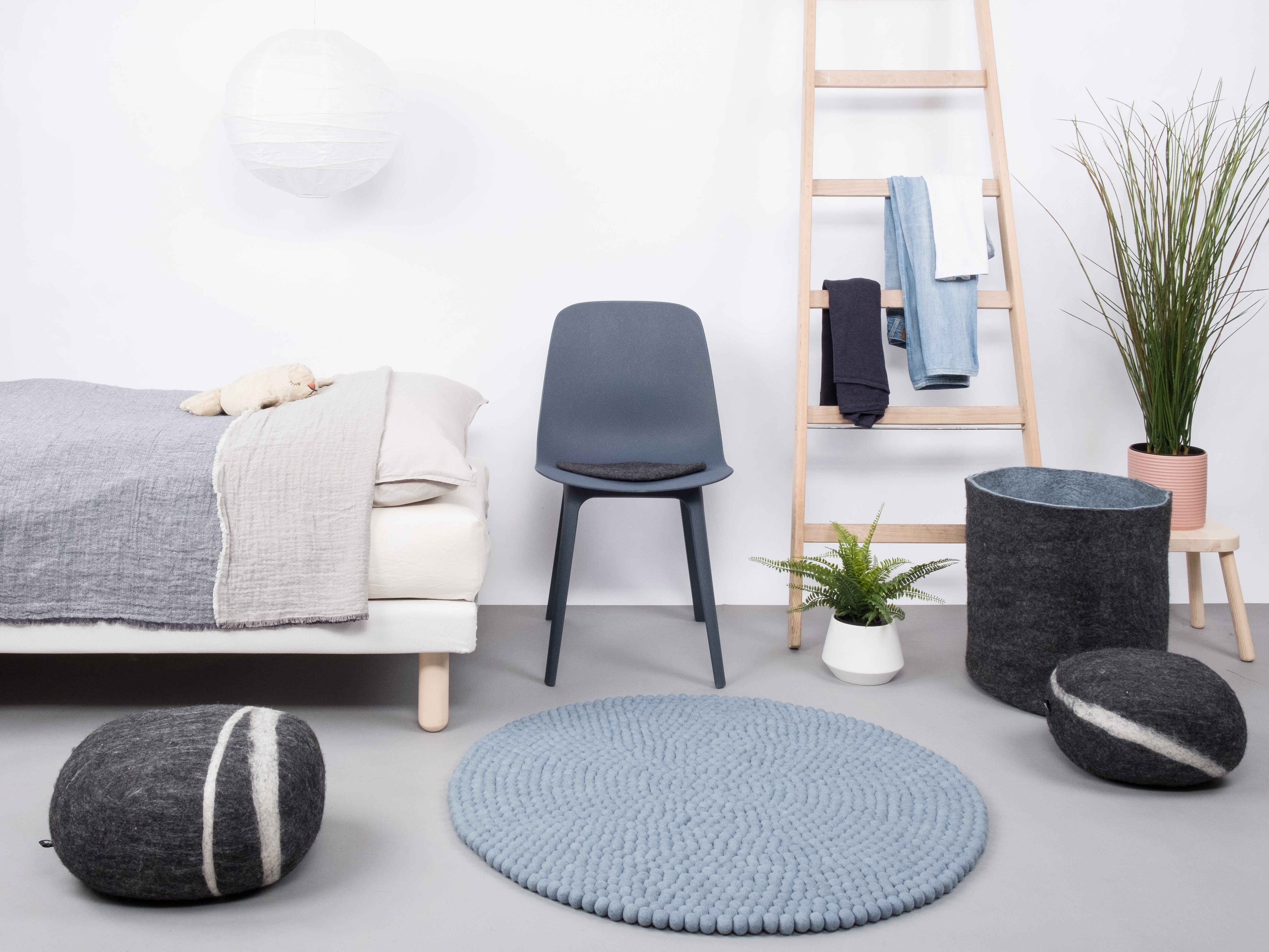 myfelt Mia Filzkugelteppich Blau aus Schurwolle – Bild 3