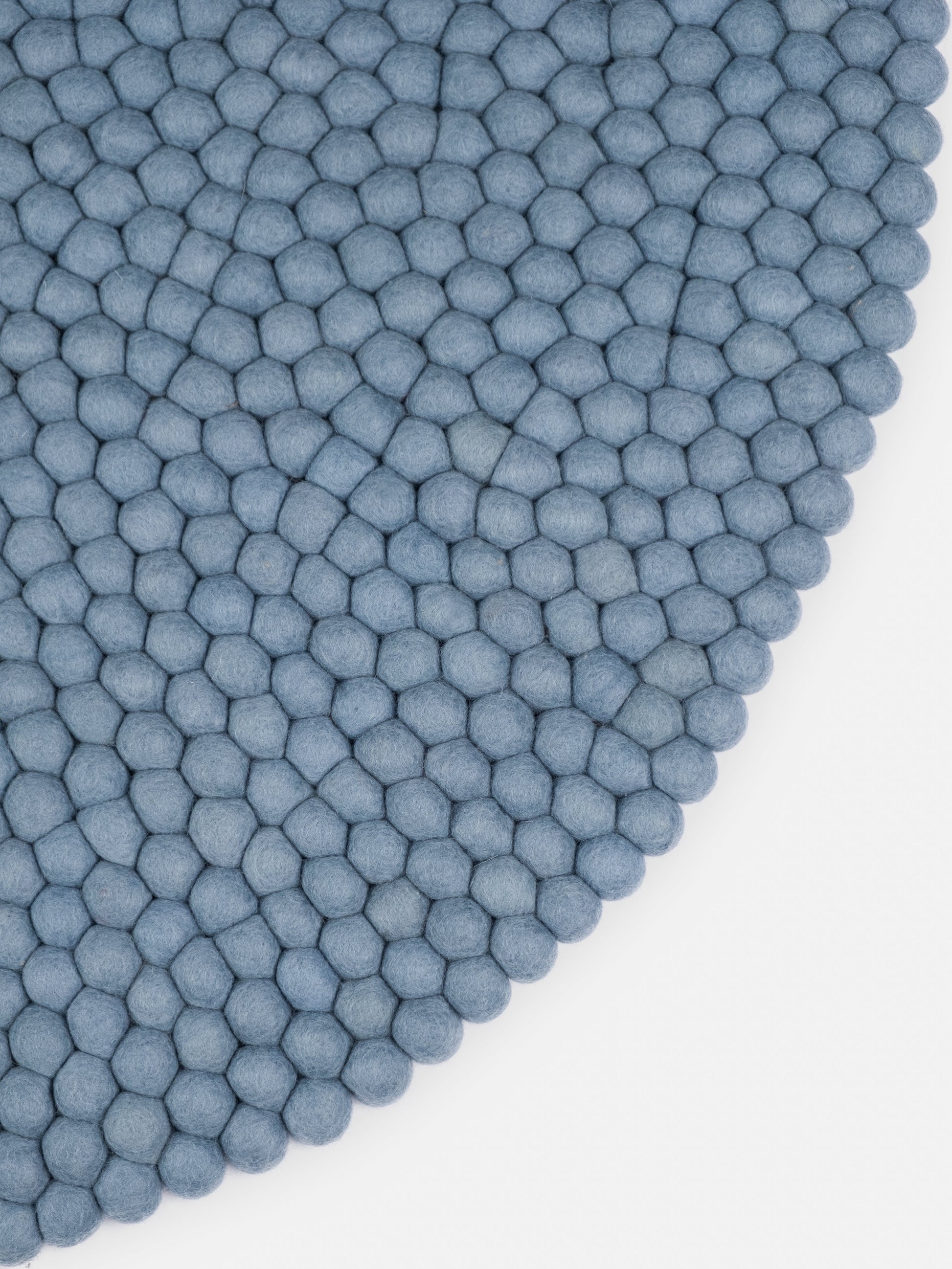 myfelt Mia Filzkugelteppich Blau aus Schurwolle – Bild 9