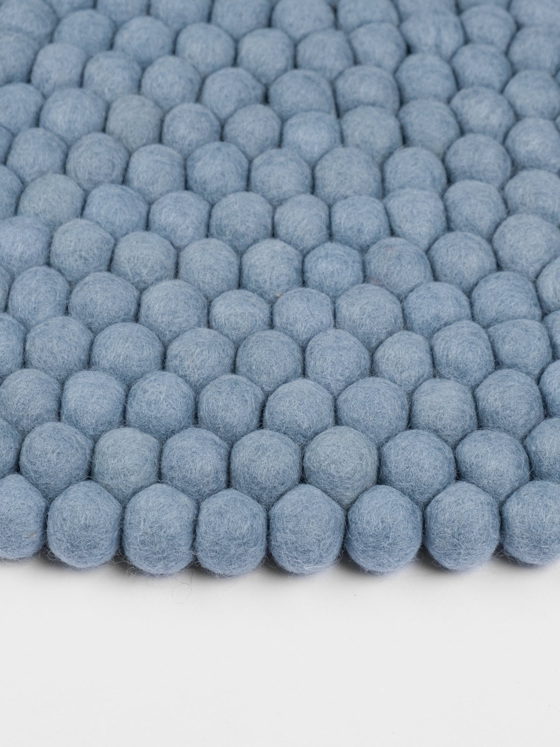 myfelt Mia Filzkugelteppich Blau aus Schurwolle – Bild 8