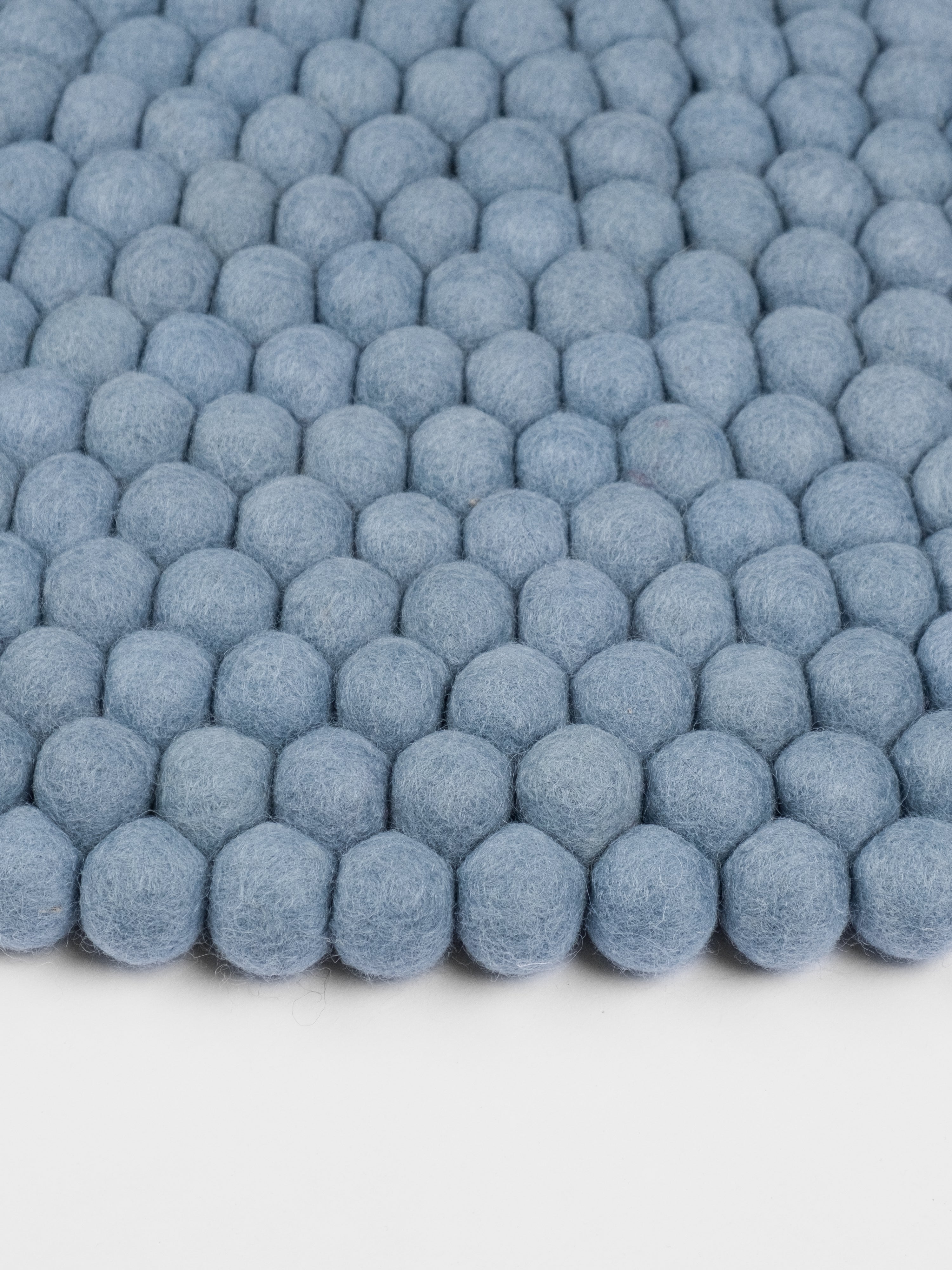 myfelt Mia Filzkugelteppich Blau aus Schurwolle – Bild 8