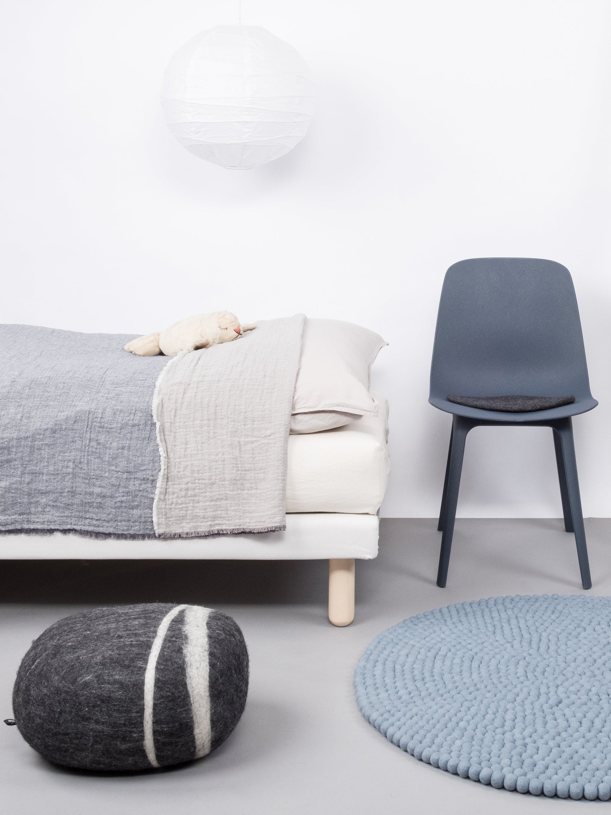 myfelt Mia Filzkugelteppich Blau aus Schurwolle – Bild 2
