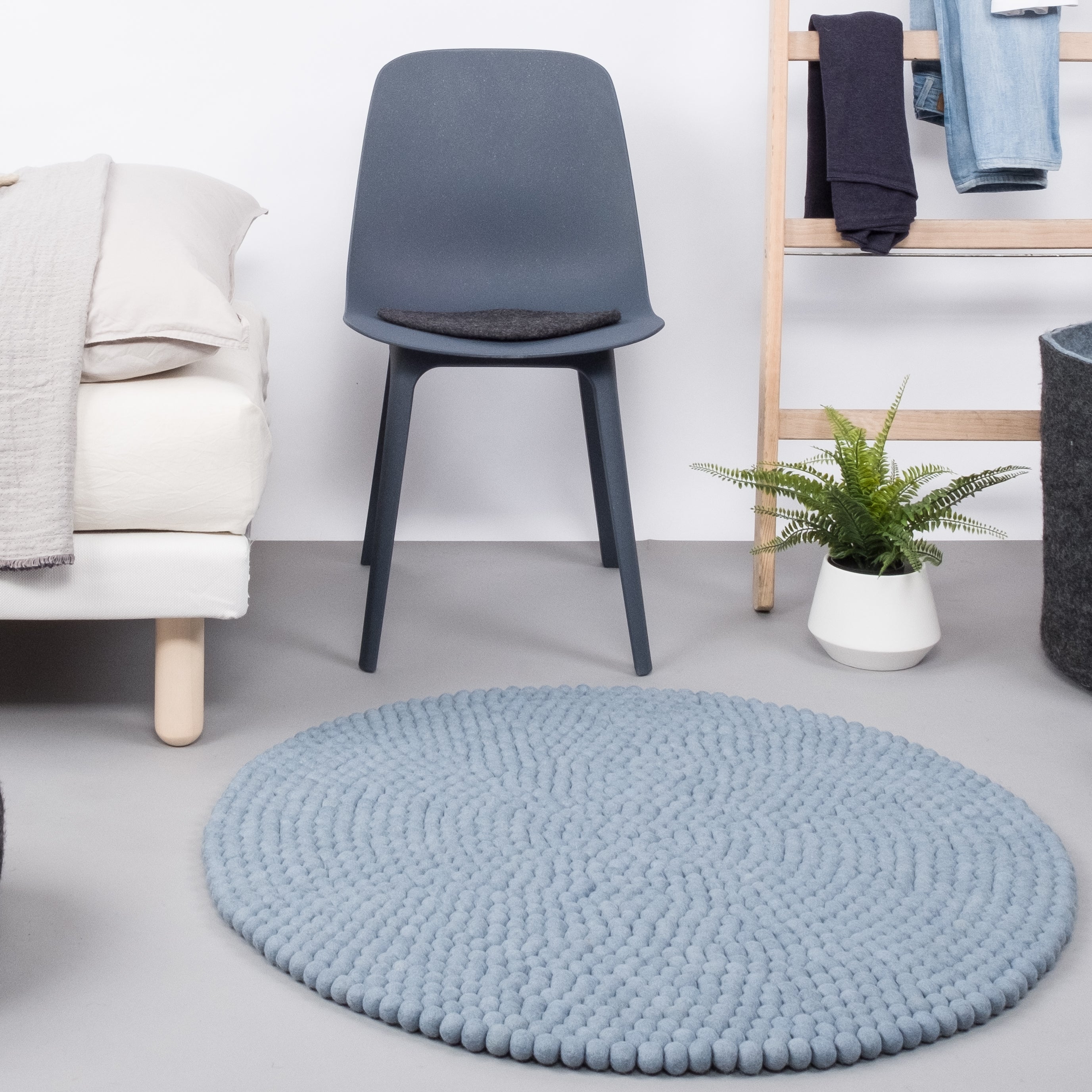 myfelt Mia Filzkugelteppich Blau aus Schurwolle – Bild 7