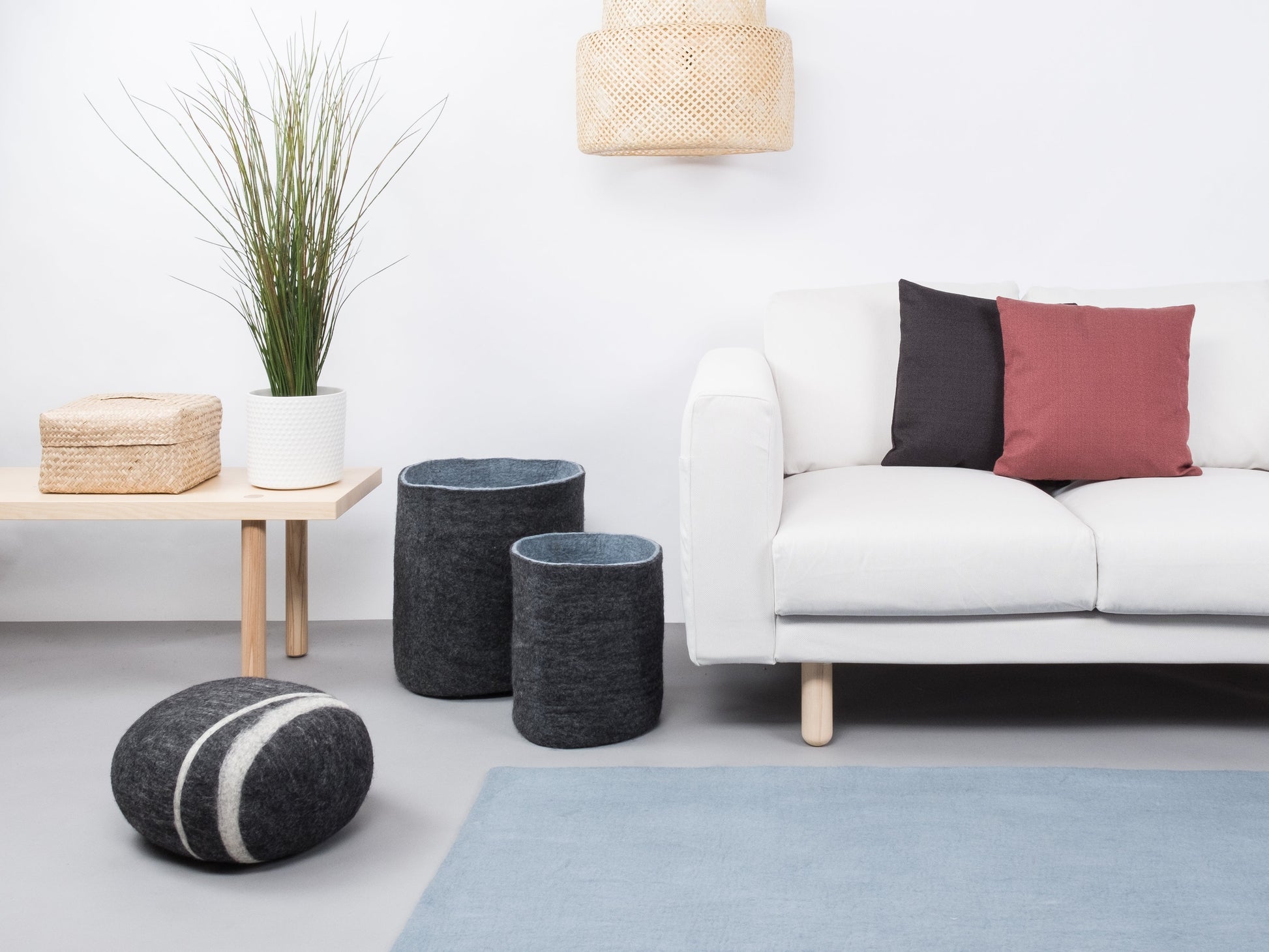 myfelt Mia Filzkugelteppich Blau aus Schurwolle – Bild 2