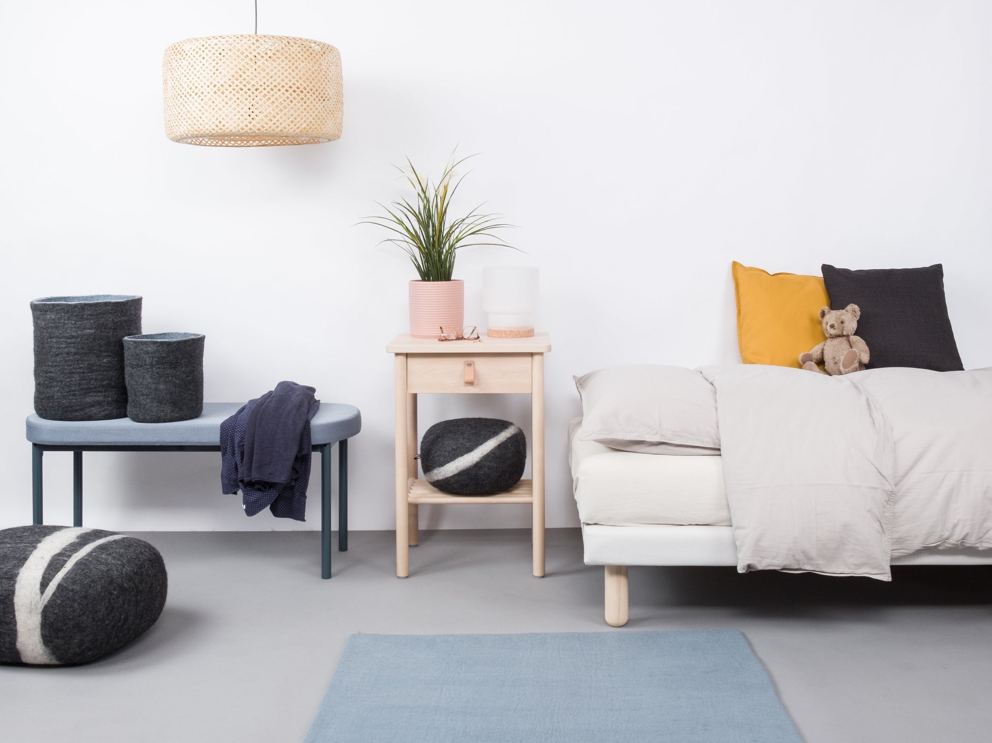 myfelt Mia Filzkugelteppich Blau aus Schurwolle – Bild 4
