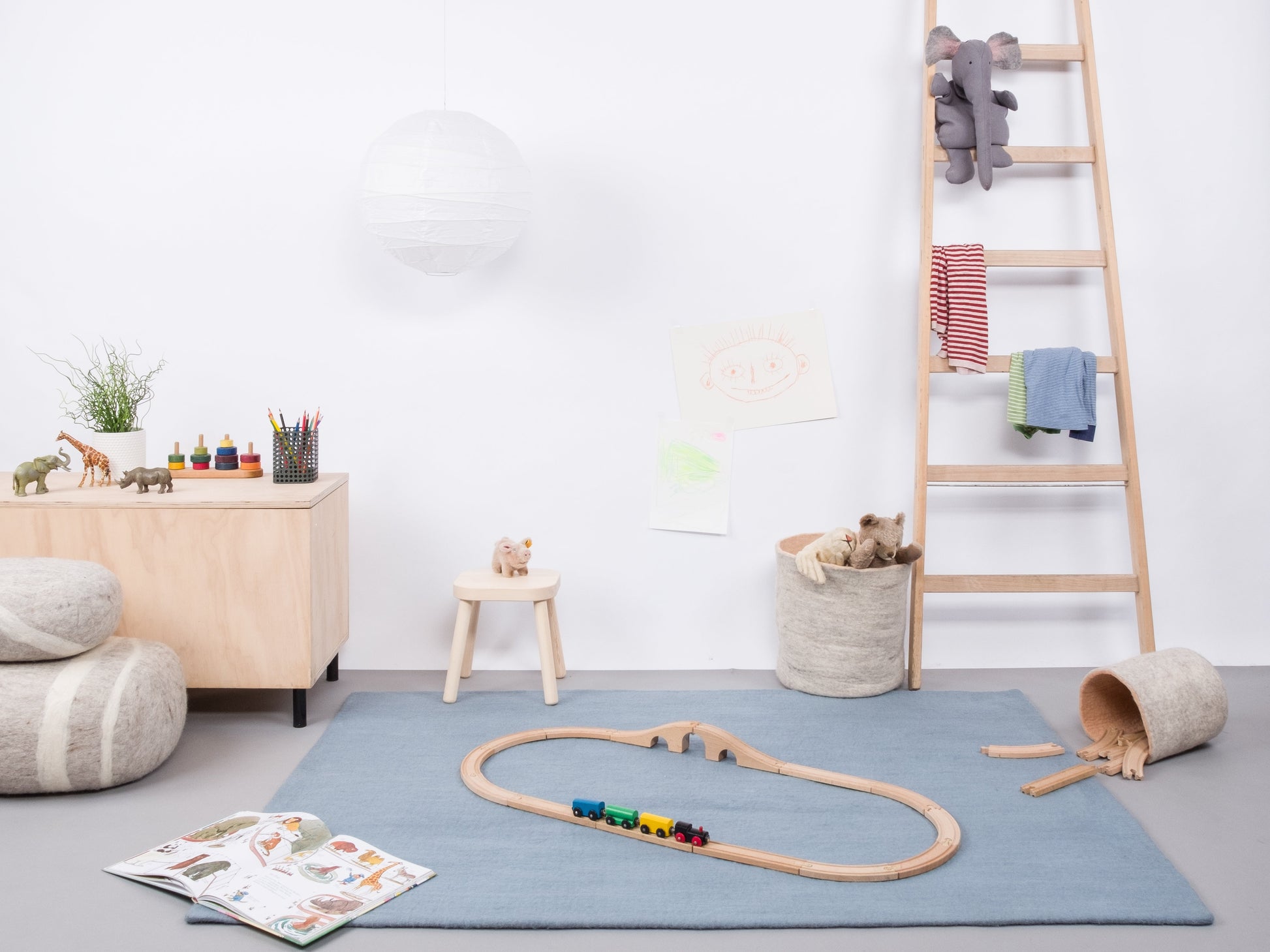 myfelt Mia Filzkugelteppich Blau aus Schurwolle – Bild 5