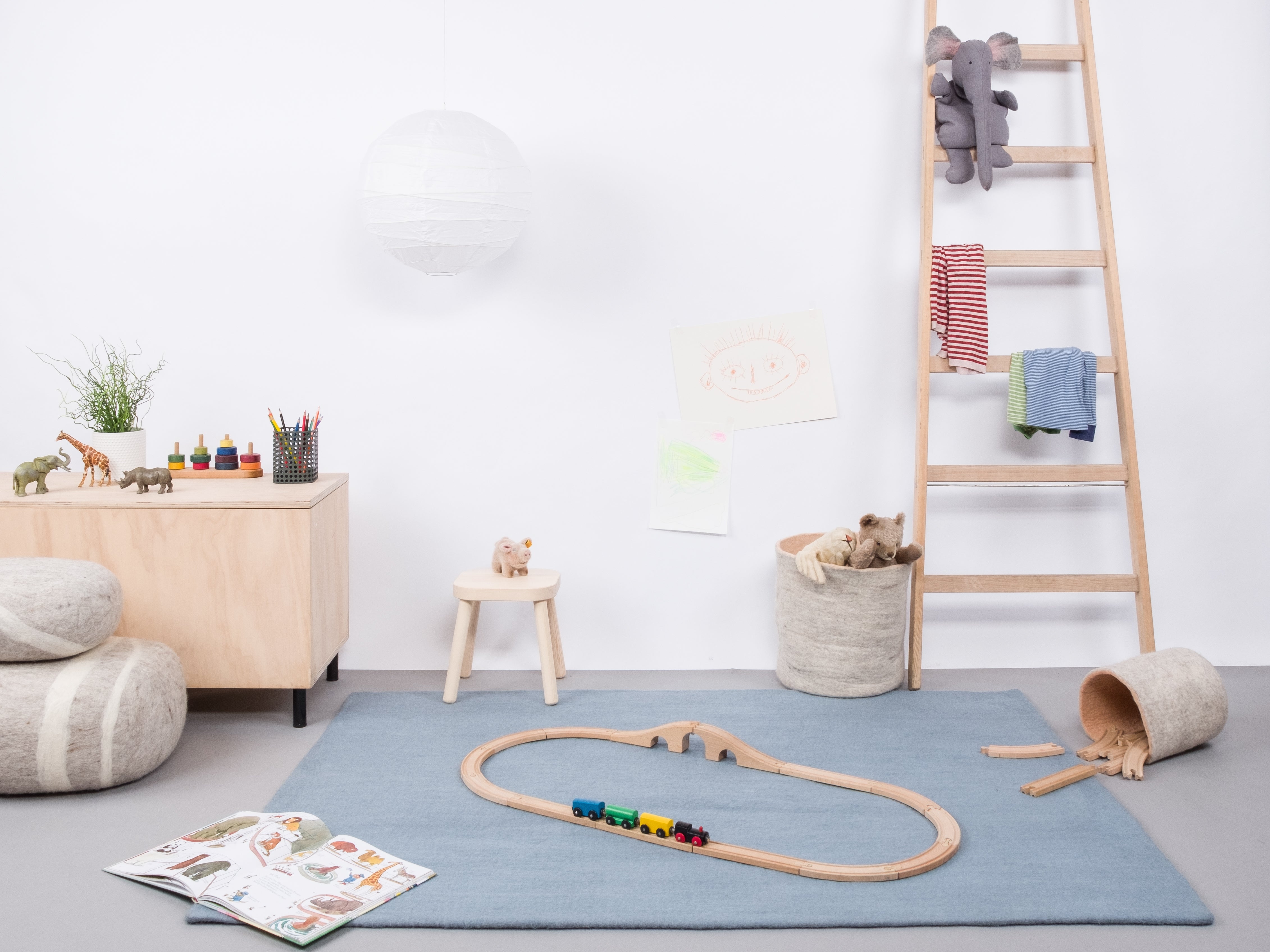 myfelt Mia Filzkugelteppich Blau aus Schurwolle – Bild 5
