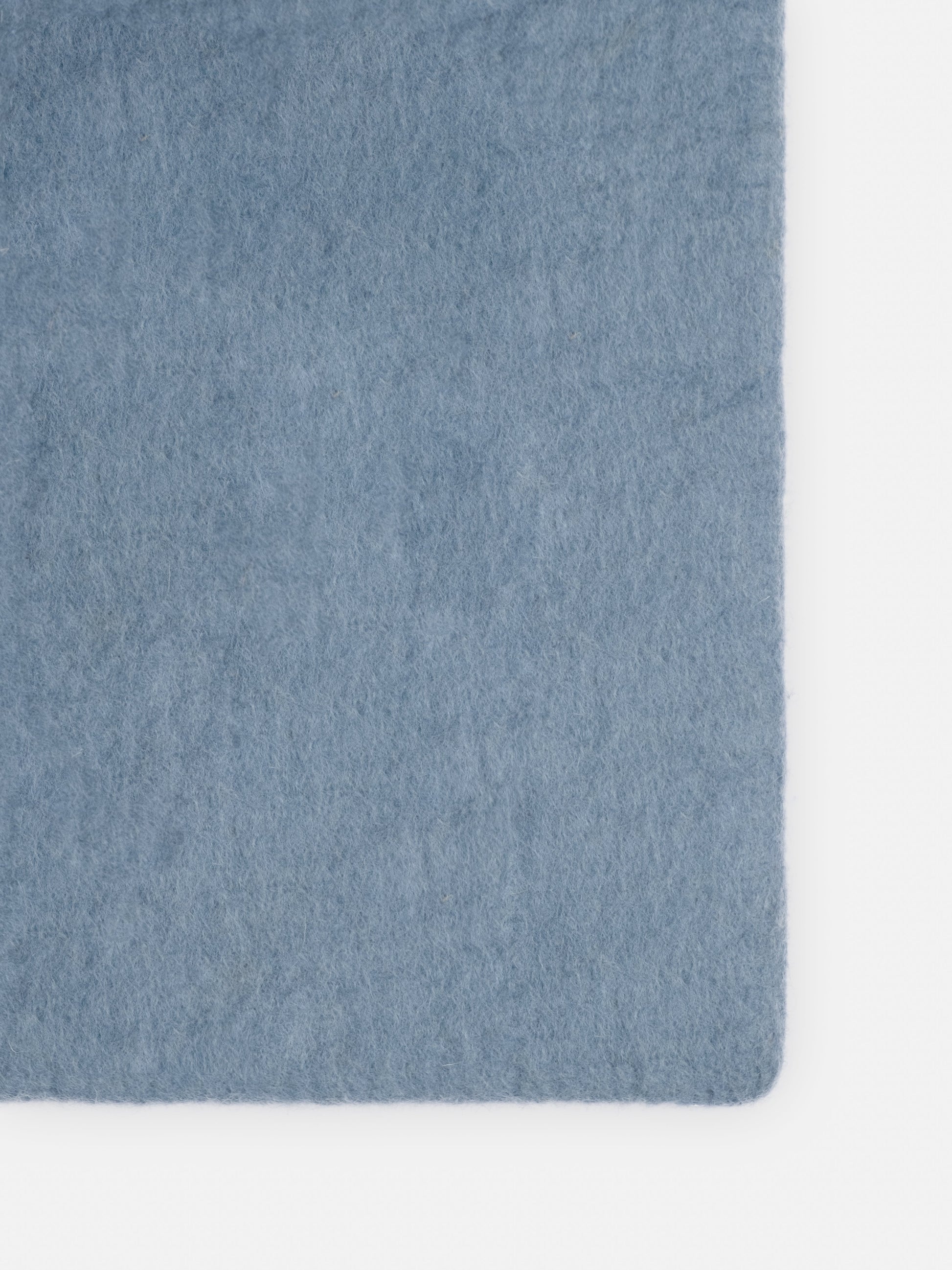 myfelt Mia Filzkugelteppich Blau aus Schurwolle – Bild 7