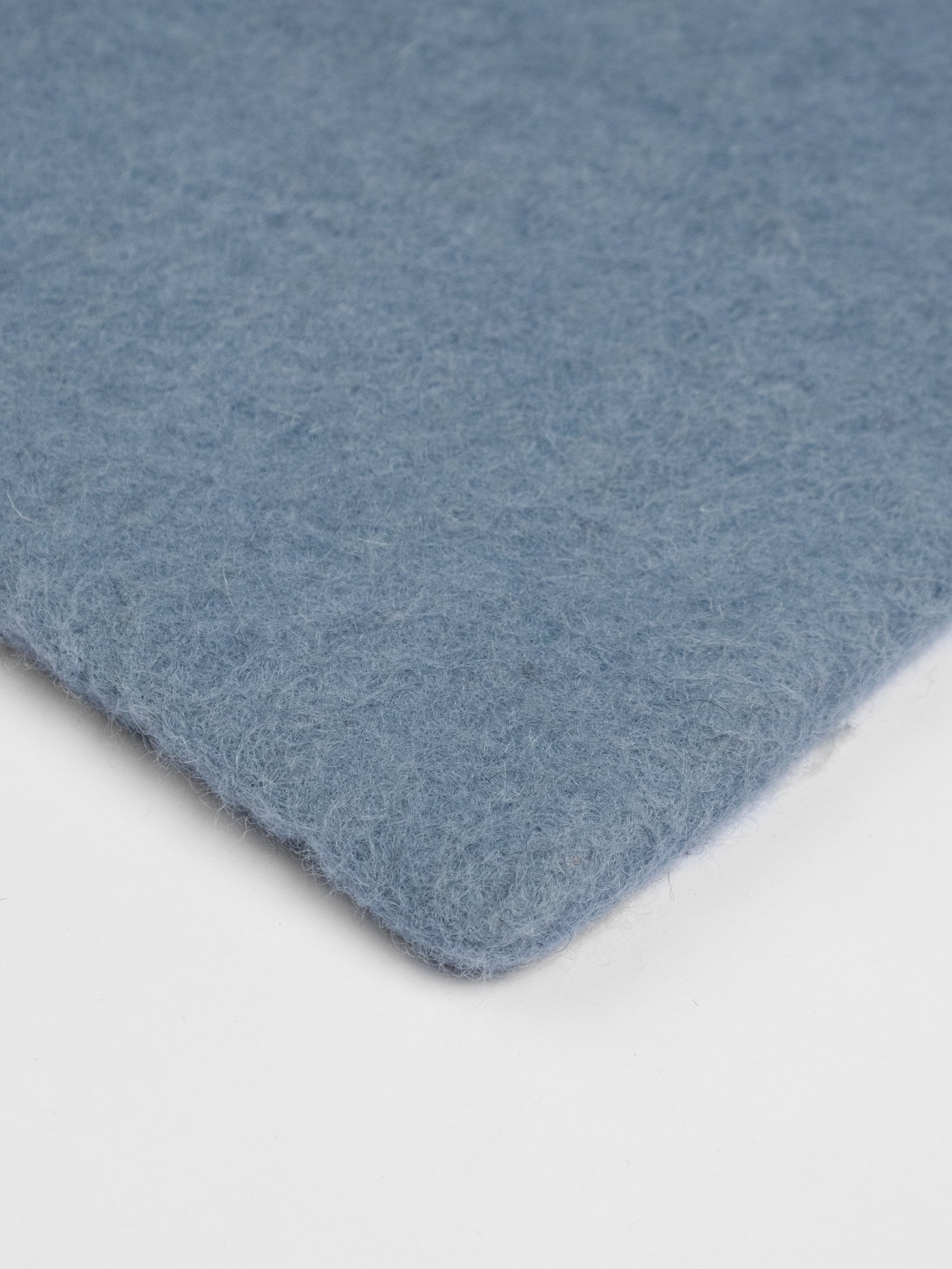 myfelt Mia Filzkugelteppich Blau aus Schurwolle – Bild 8