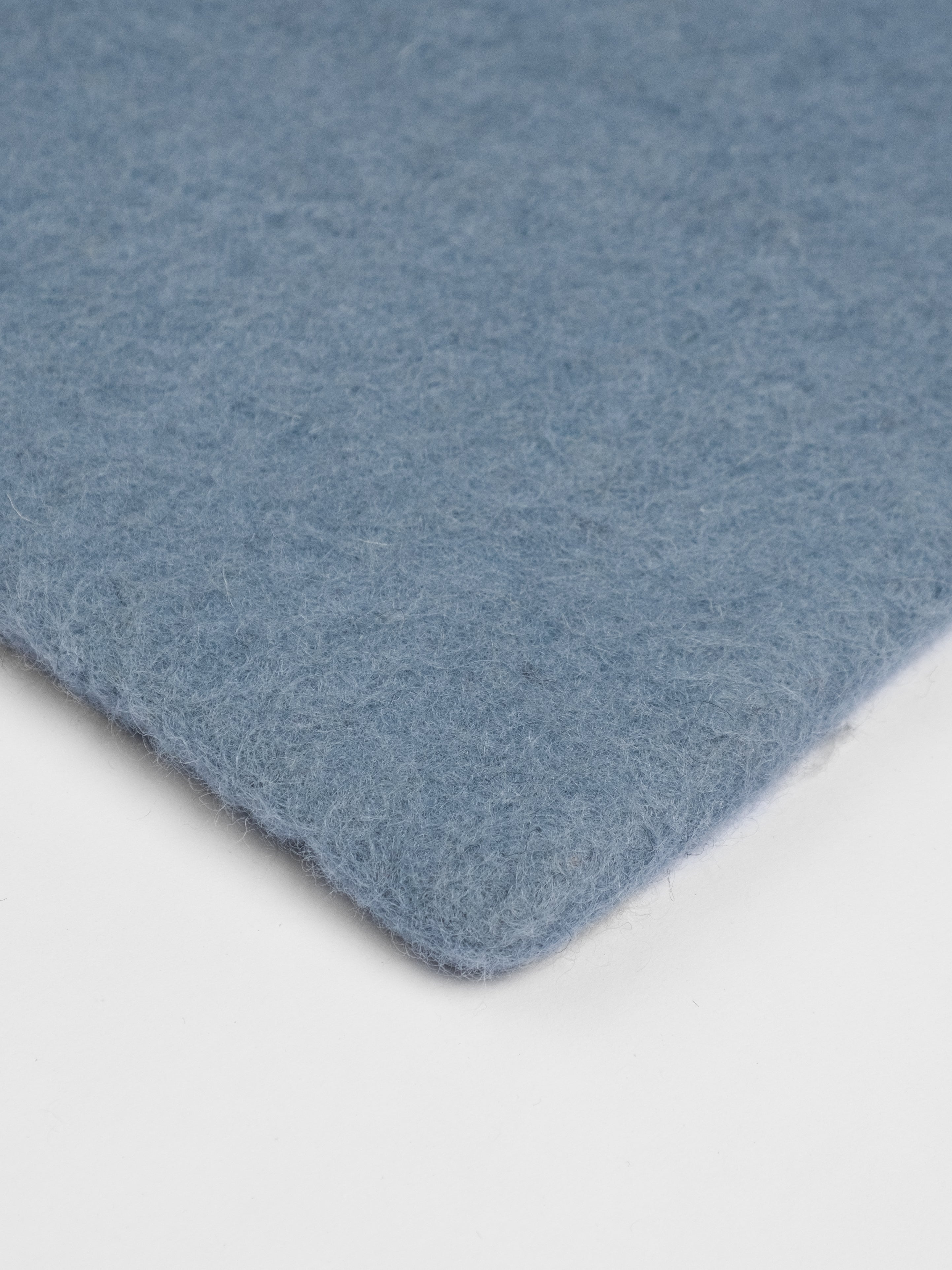 myfelt Mia Filzkugelteppich Blau aus Schurwolle – Bild 8