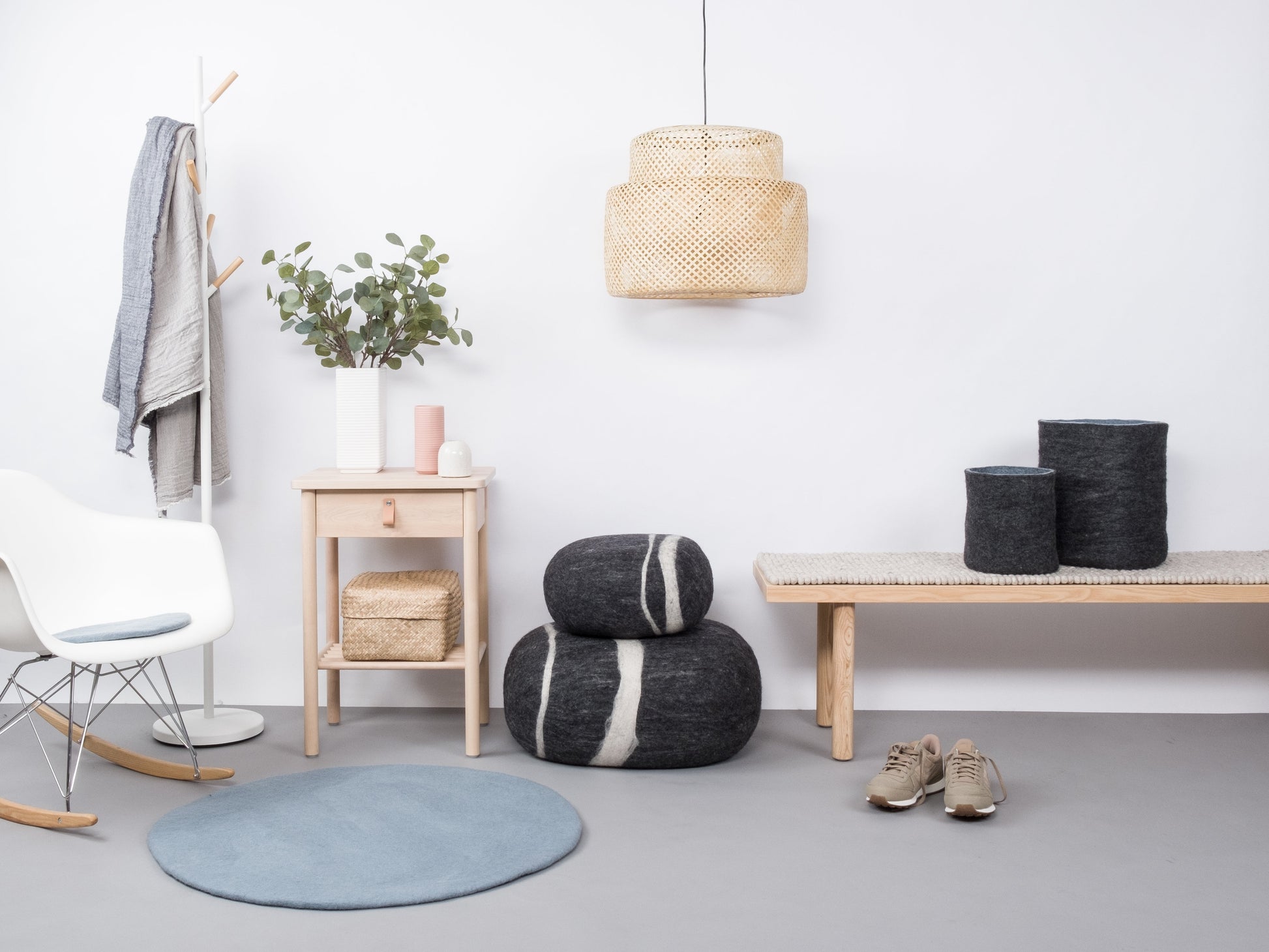 myfelt Mia Filzkugelteppich Blau aus Schurwolle – Bild 2