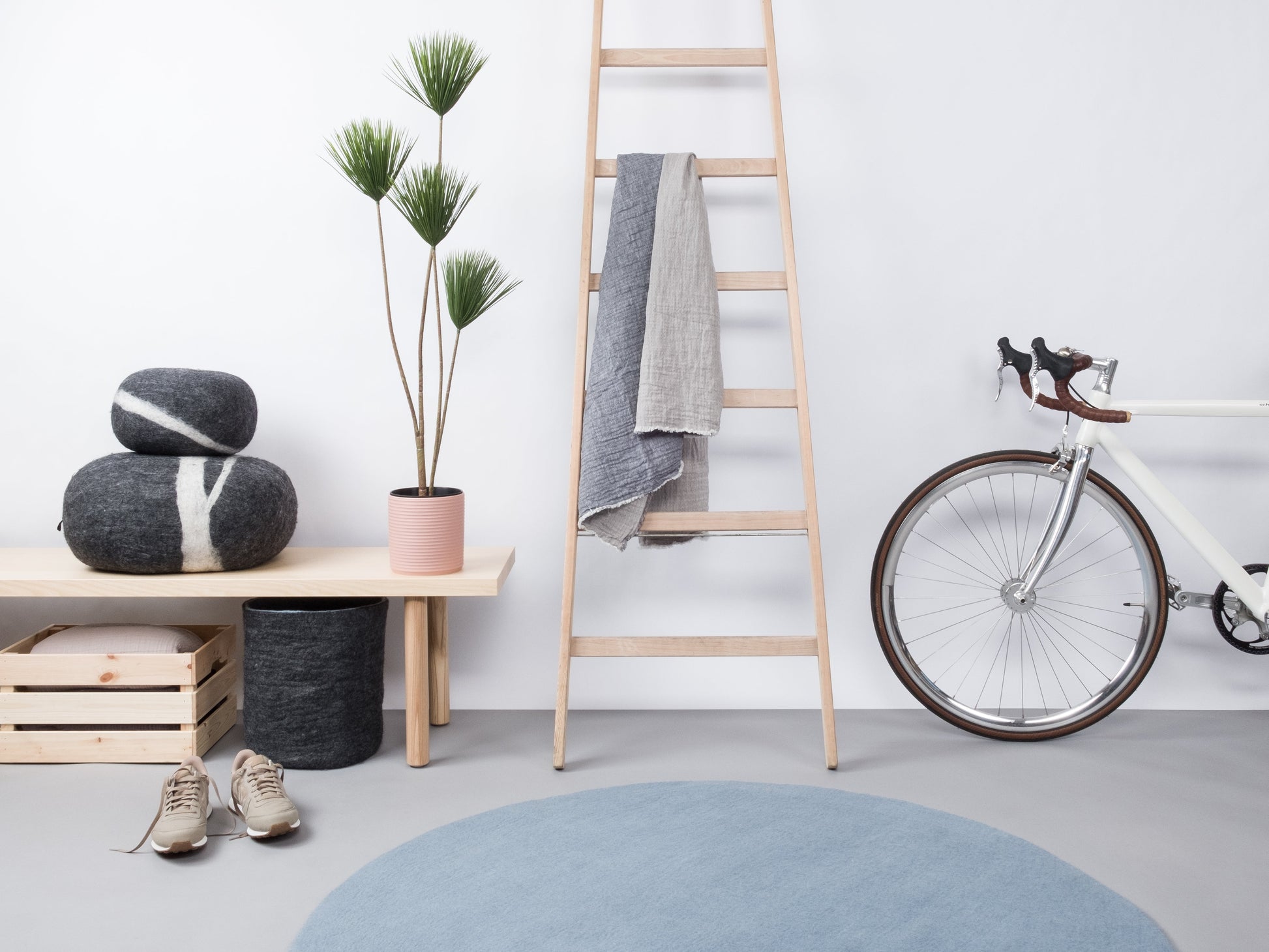 myfelt Mia Filzkugelteppich Blau aus Schurwolle – Bild 3