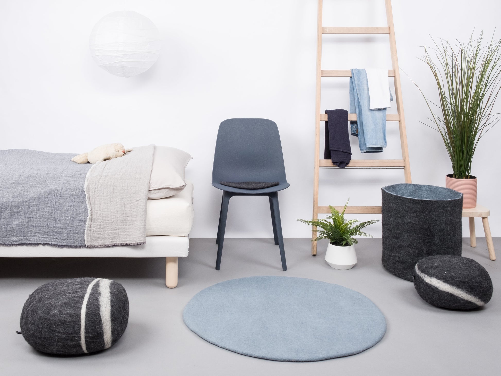 myfelt Mia Filzkugelteppich Blau aus Schurwolle – Bild 4