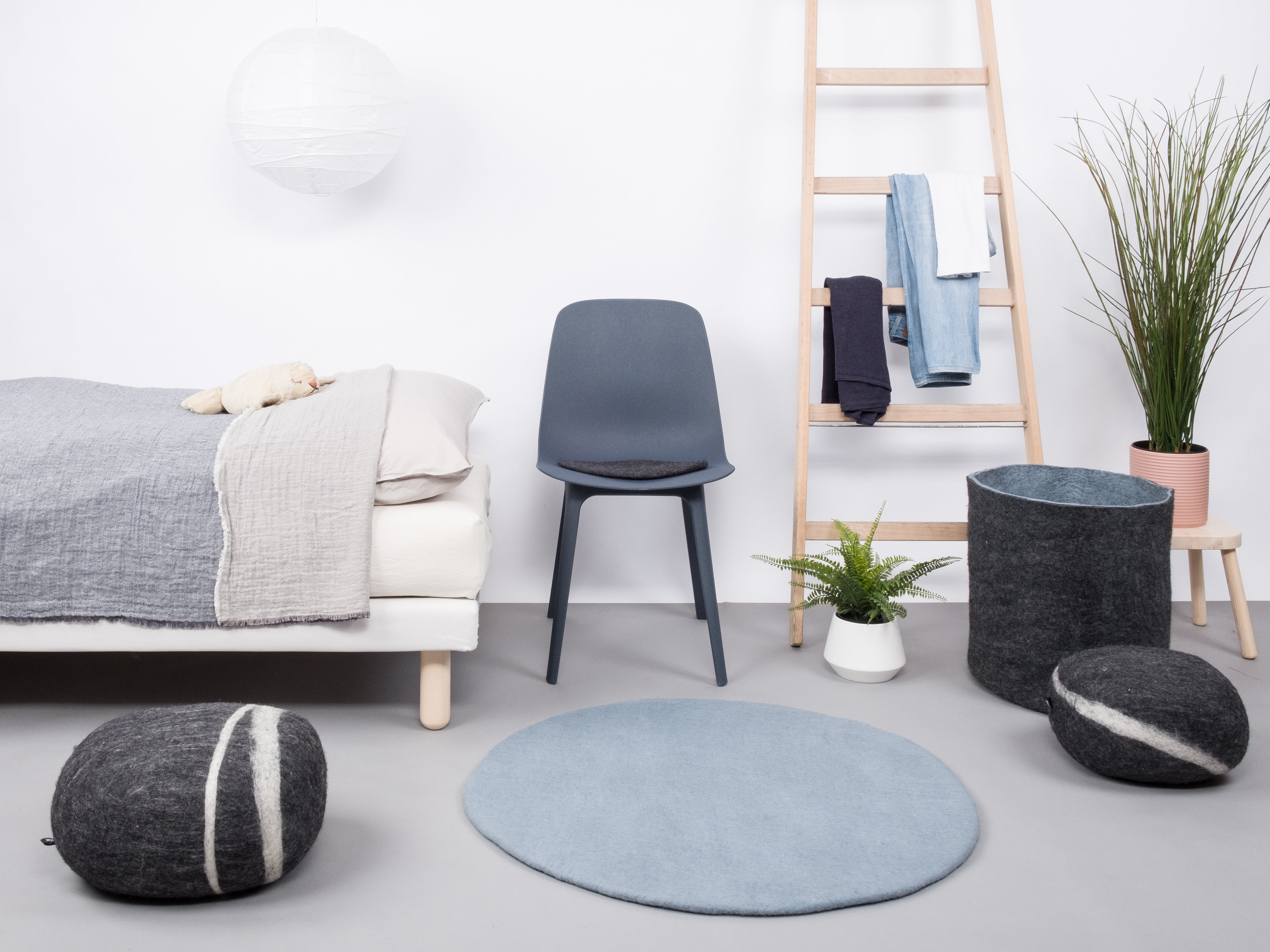 myfelt Mia Filzkugelteppich Blau aus Schurwolle – Bild 4