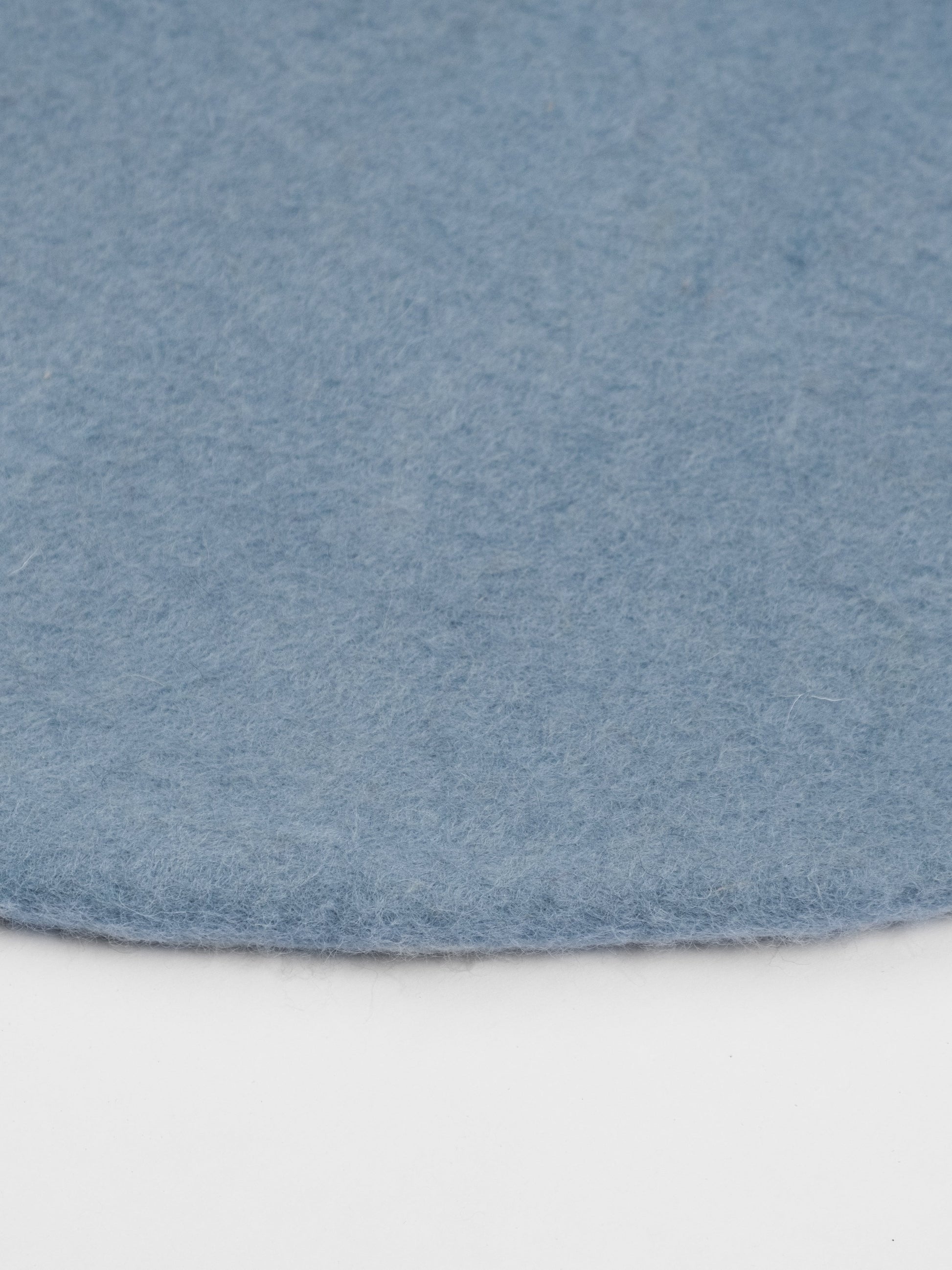 myfelt Mia Filzkugelteppich Blau aus Schurwolle – Bild 8