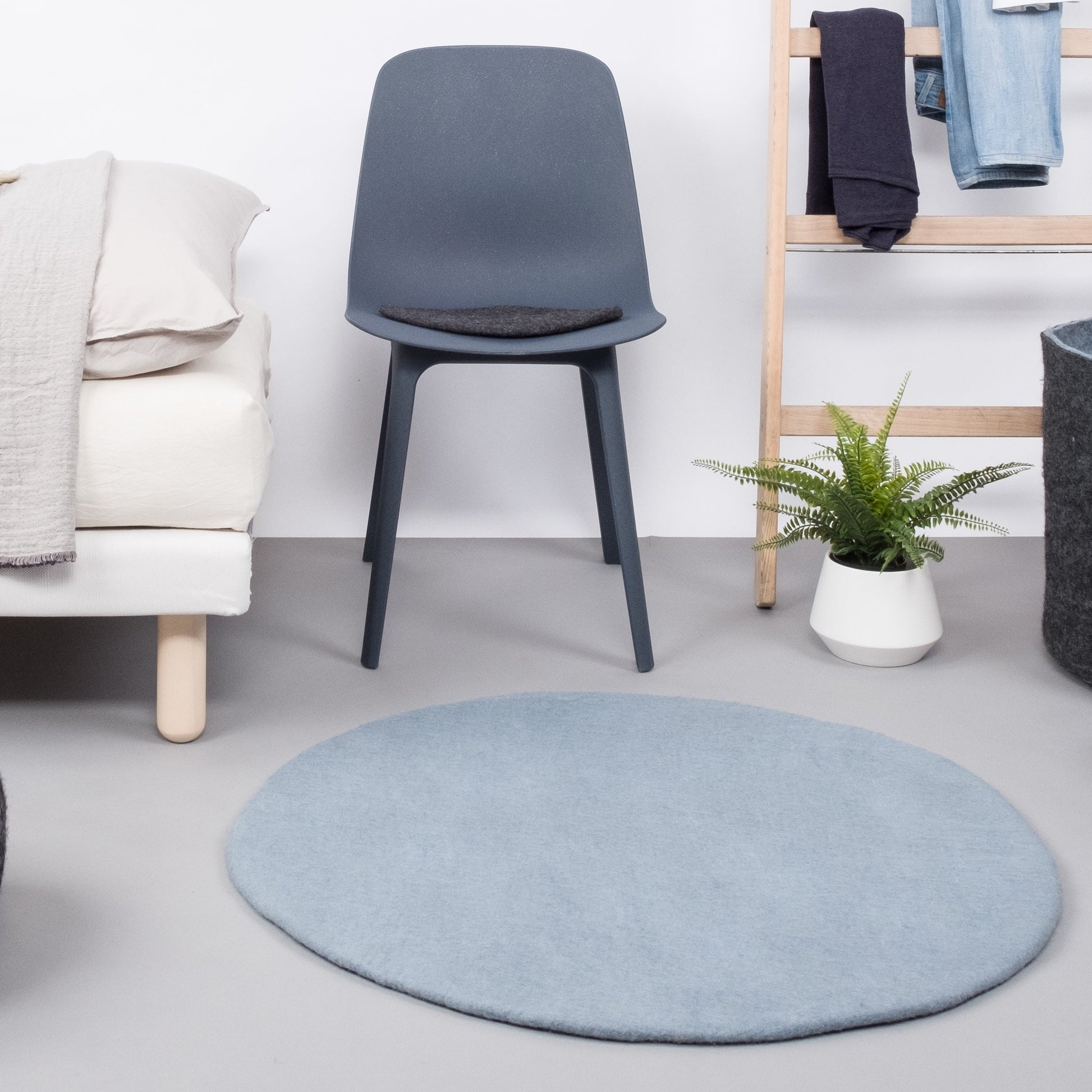 myfelt Mia Filzkugelteppich Blau aus Schurwolle – Bild 9
