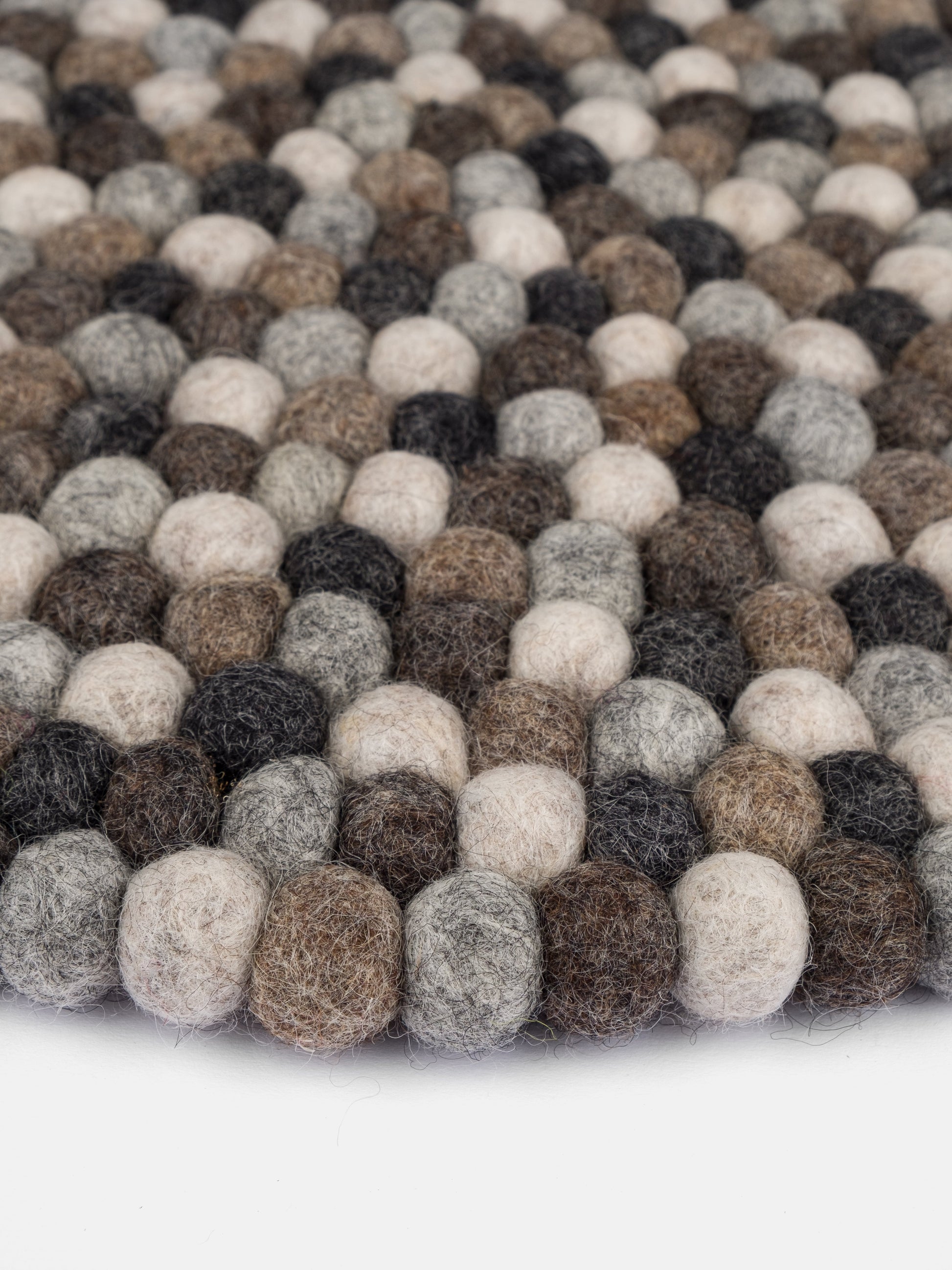myfelt Néla Sitzkissen aus Schurwolle – Bild 4
