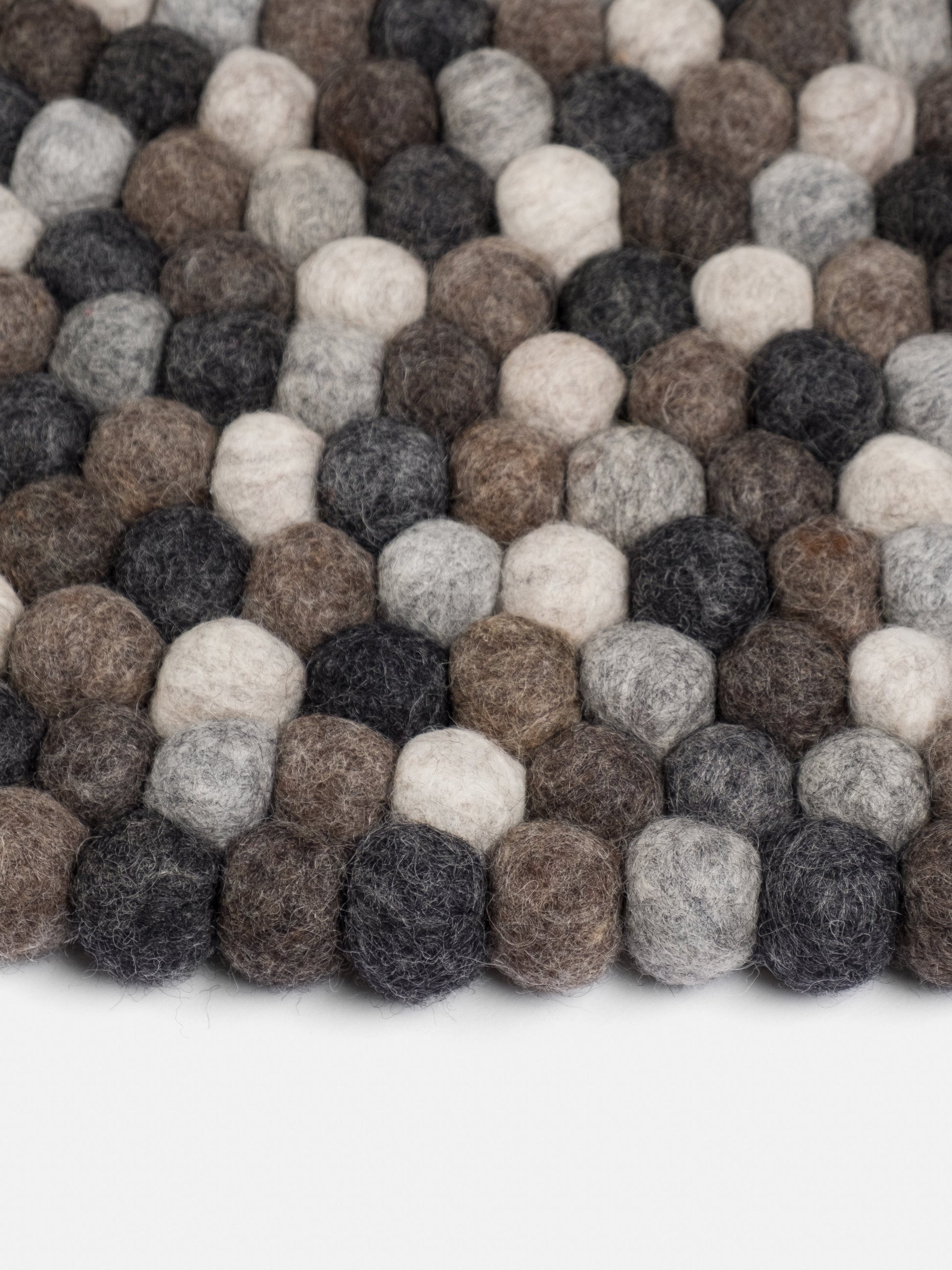 myfelt Néla Filzkugelteppich aus Schurwolle – Bild 8