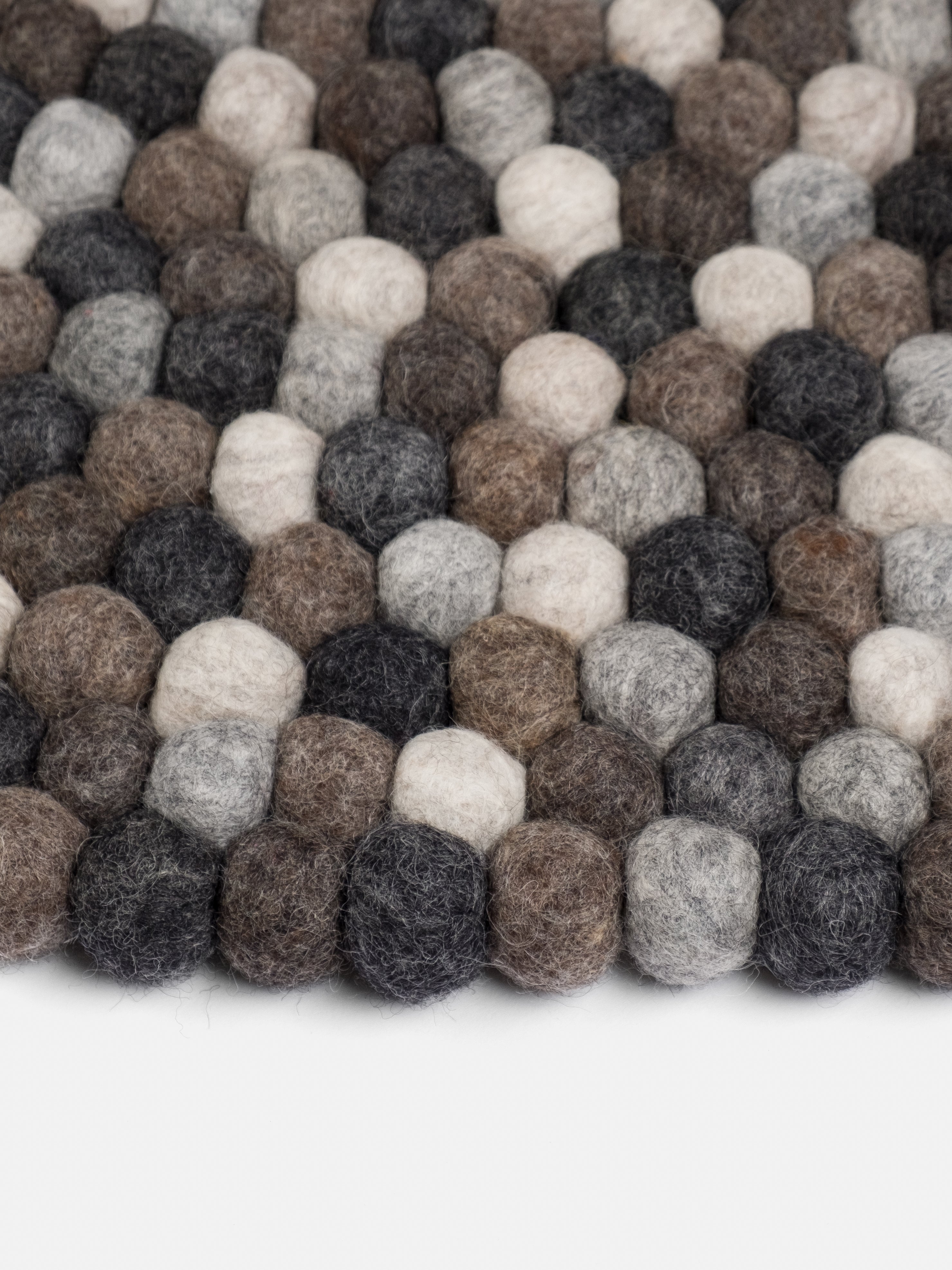 myfelt Néla Filzkugelteppich aus Schurwolle – Bild 8