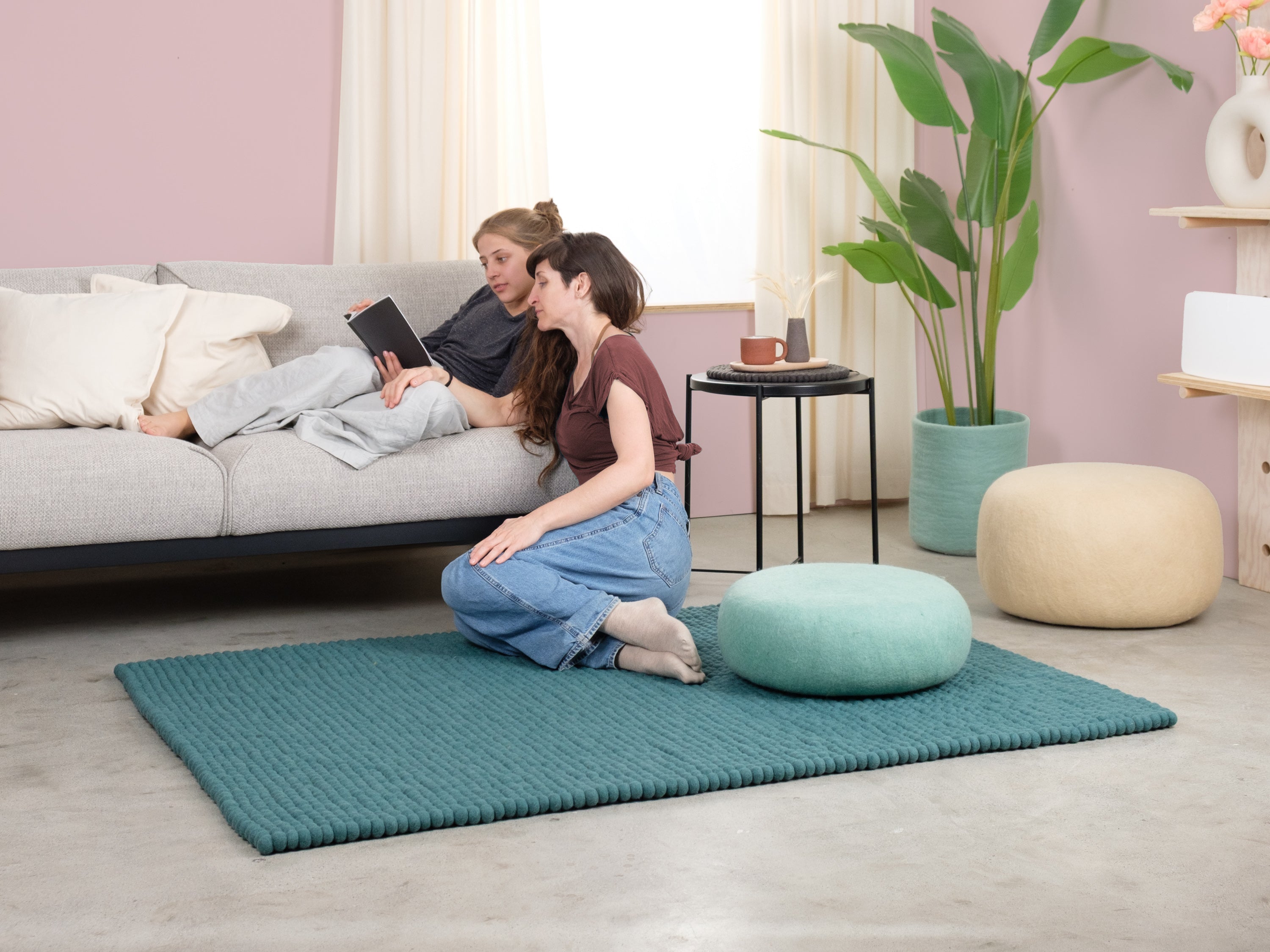 myfelt Noah Filzkugelteppich Blau, Rot aus Schurwolle – Bild 5