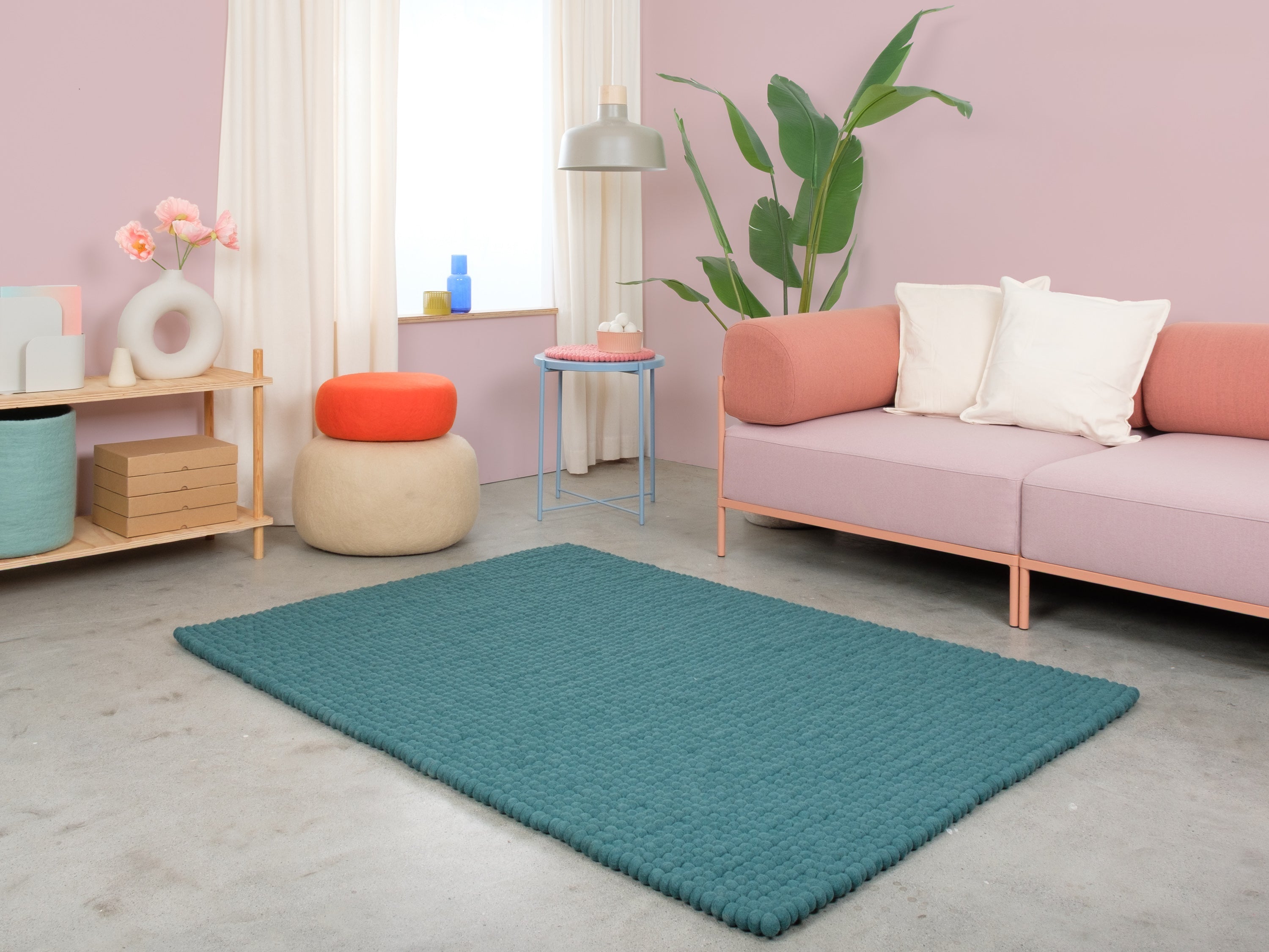 myfelt Noah Filzkugelteppich Blau, Rot aus Schurwolle – Bild 2