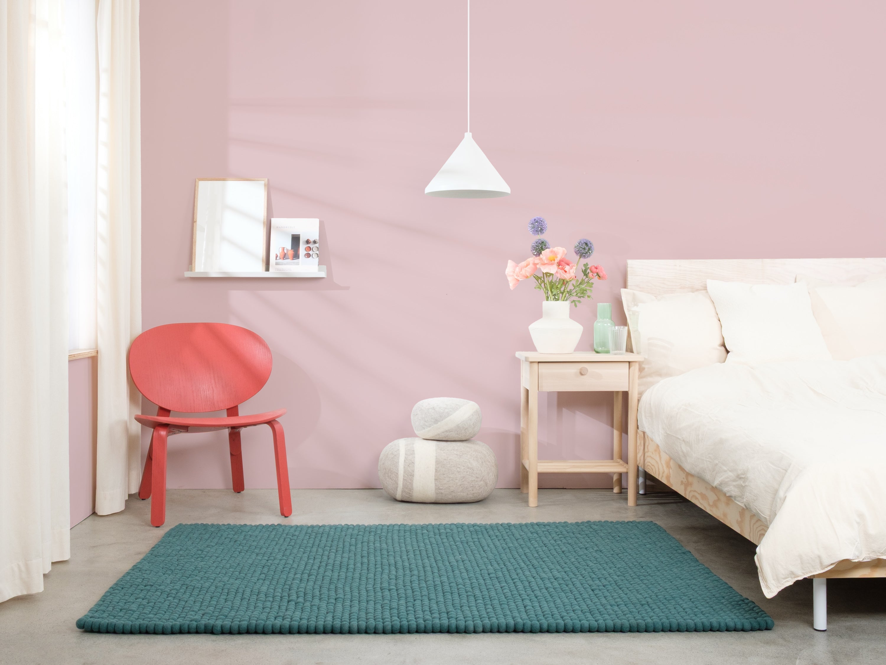 myfelt Noah Filzkugelteppich Blau, Rot aus Schurwolle – Bild 3